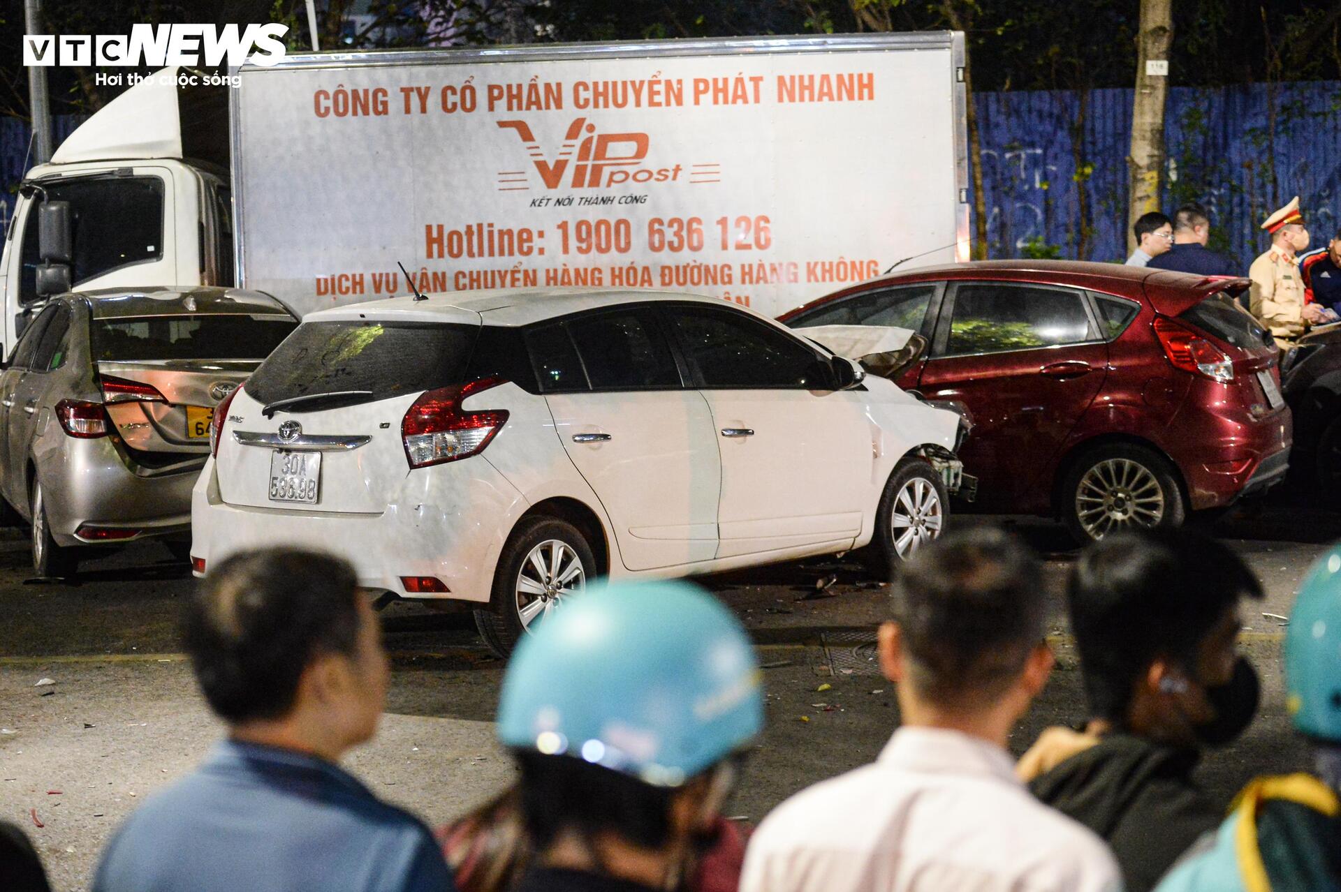 Hiện trường ngổn ngang sau vụ ô tô tông liên hoàn 7 phương tiện ở Hà Nội - 2
