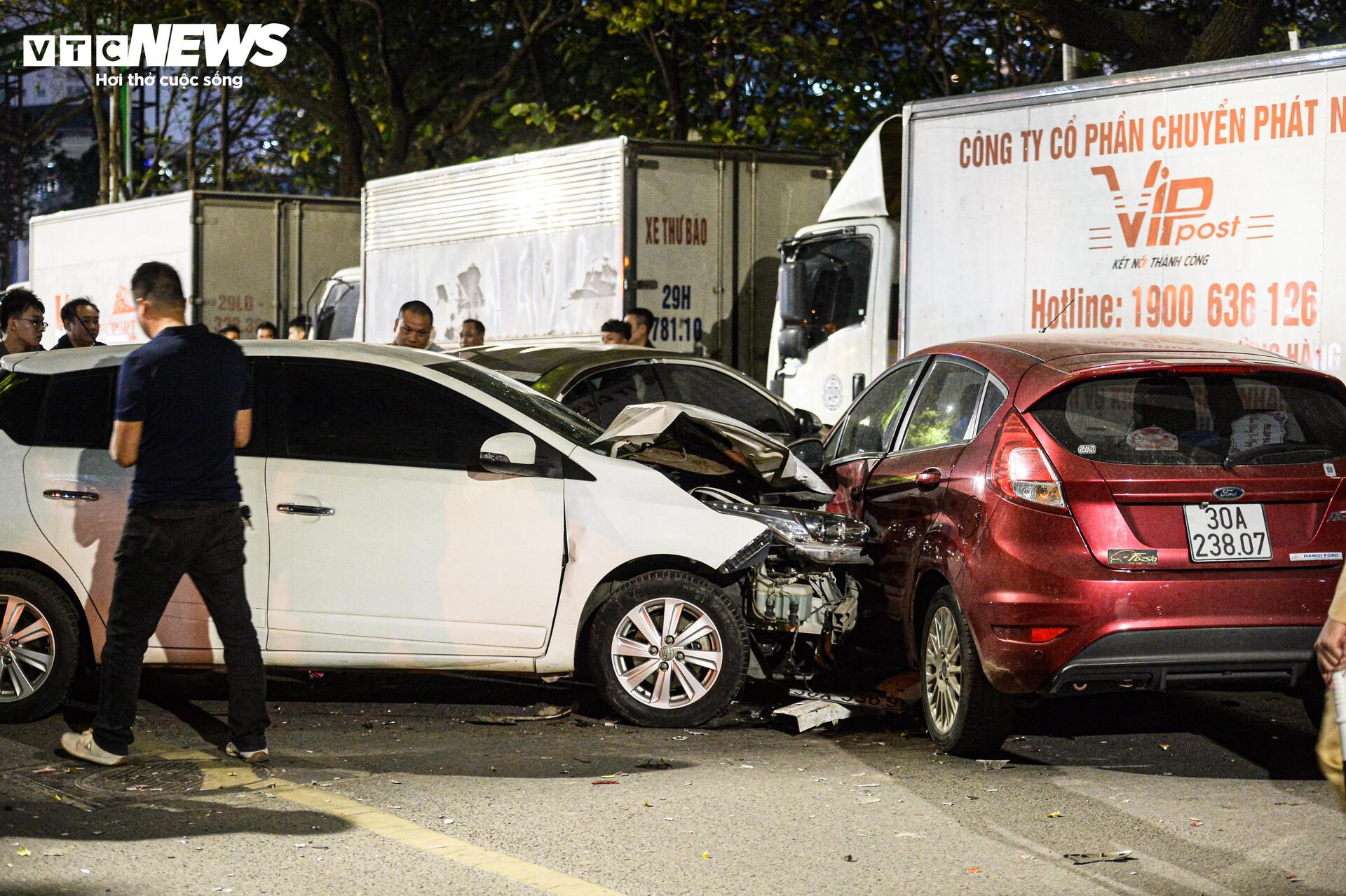 Hiện trường ngổn ngang sau vụ ô tô tông liên hoàn 7 phương tiện ở Hà Nội - 1