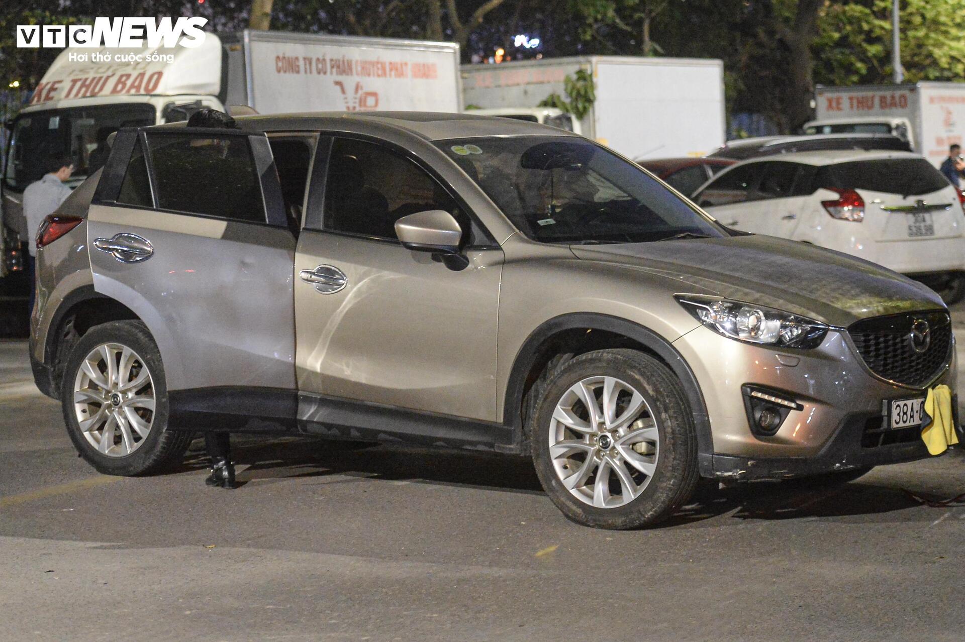 Hiện trường ngổn ngang sau vụ ô tô tông liên hoàn 7 phương tiện ở Hà Nội - 4