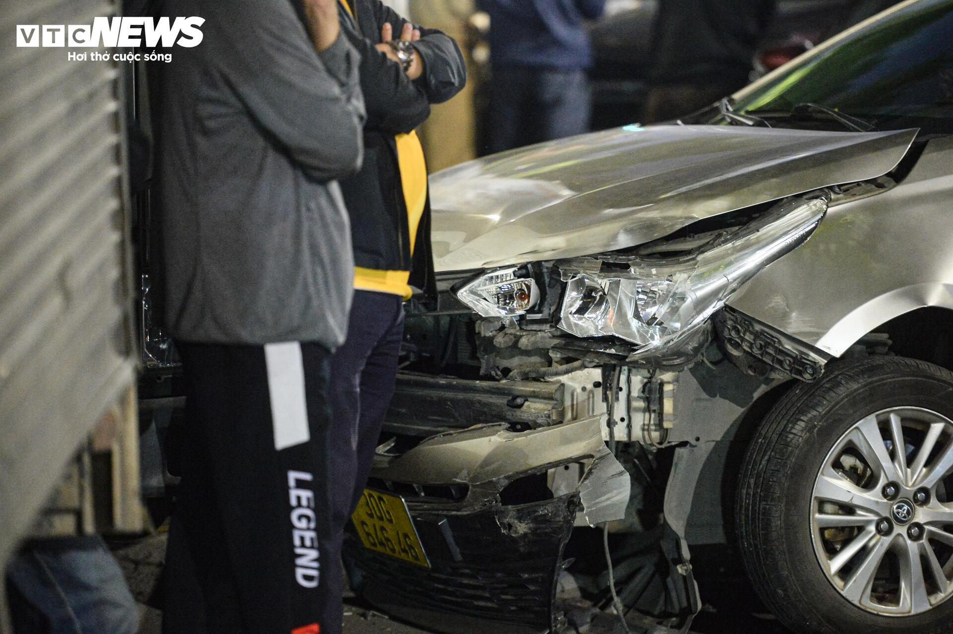 Hiện trường ngổn ngang sau vụ ô tô tông liên hoàn 7 phương tiện ở Hà Nội - 5