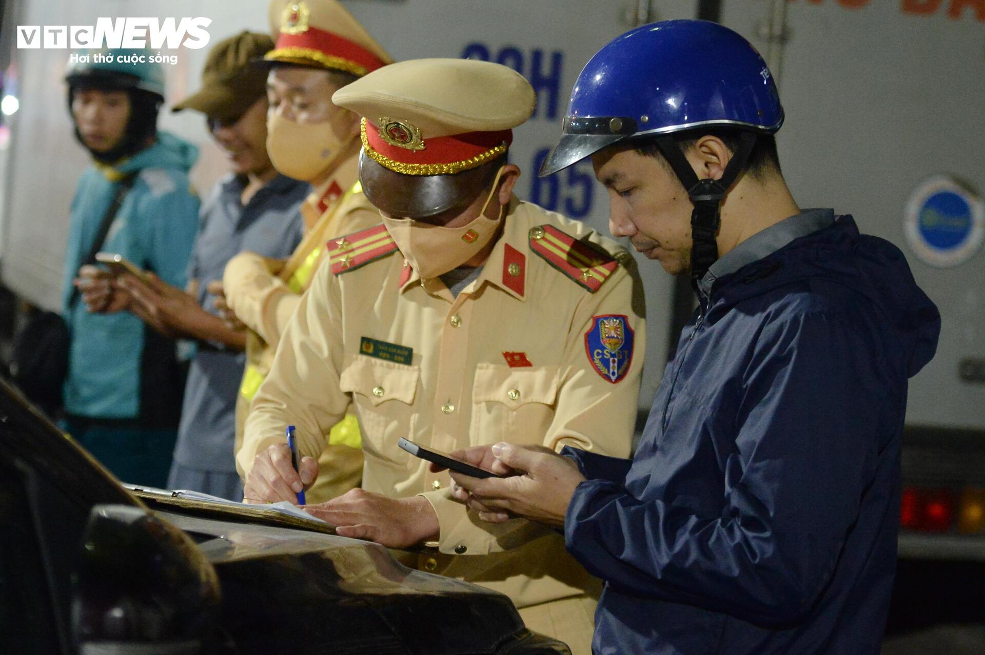 Hiện trường ngổn ngang sau vụ ô tô tông liên hoàn 7 phương tiện ở Hà Nội - 10