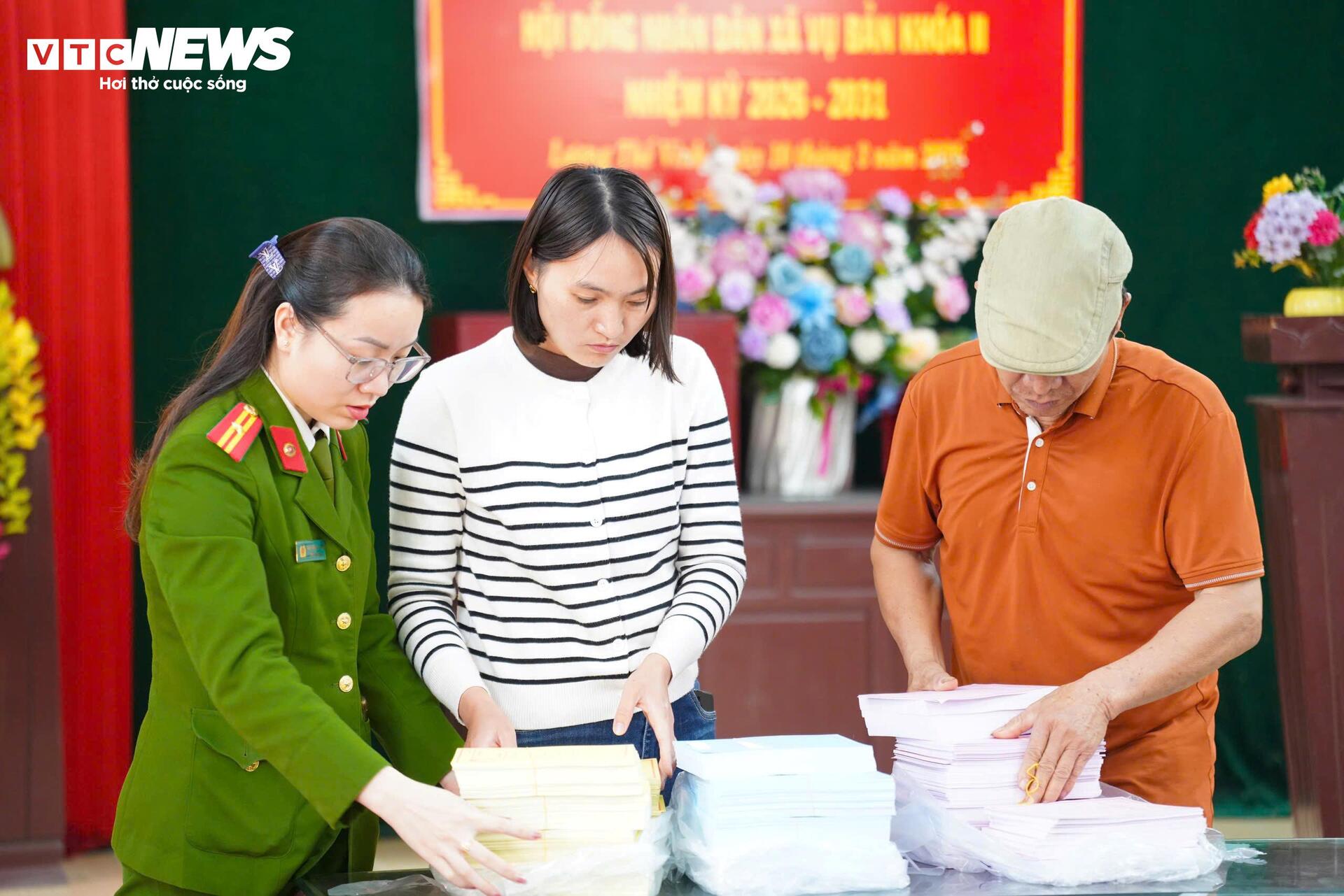 Lực lượng Công an cùng cán bộ thôn, xóm kiểm tra, phân loại phiếu cử tri nhằm bảo đảm chính xác trong công tác chuẩn bị bầu cử. (Ảnh: Minh Quang)