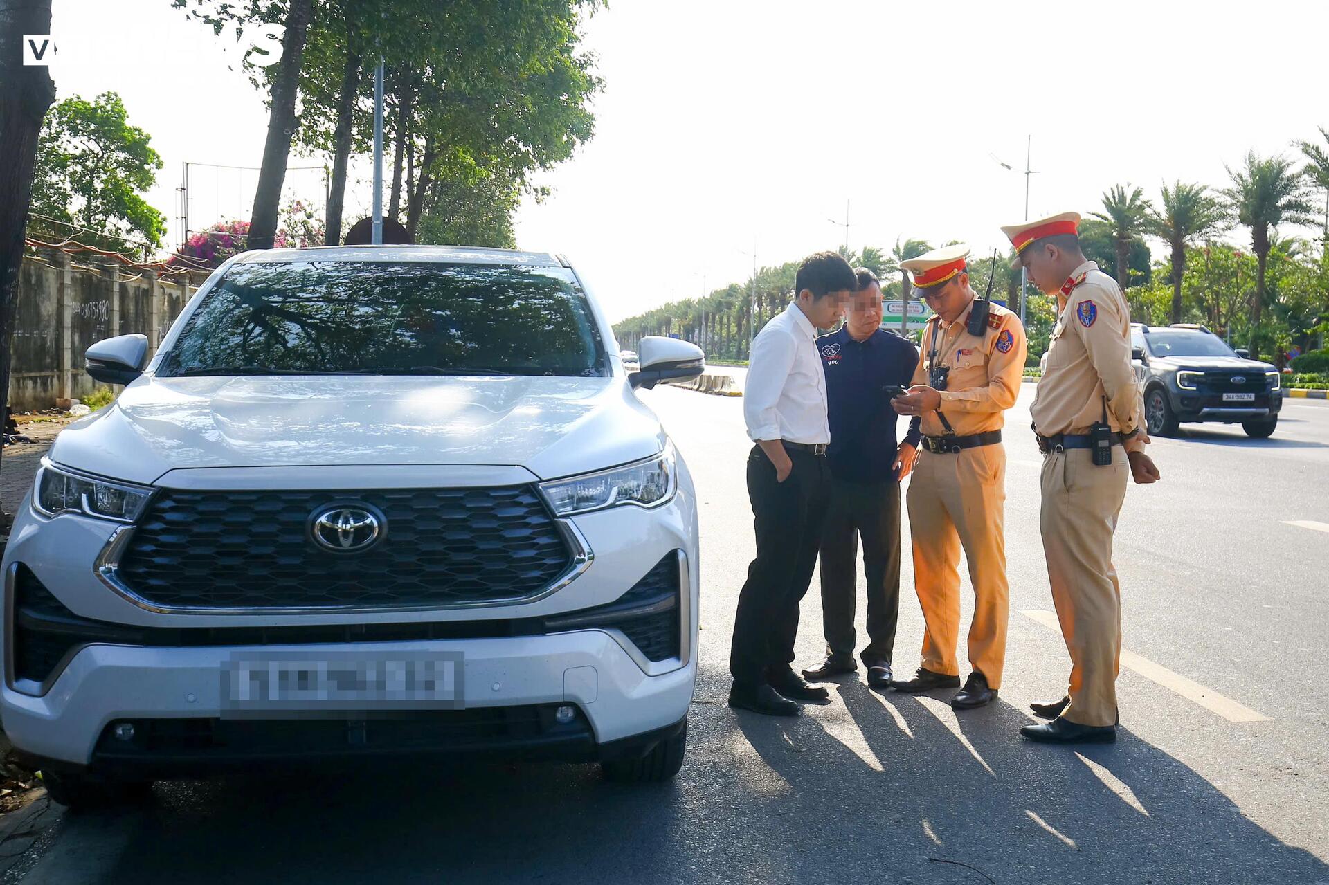 Dừng xe sai quy định gần sân bay, tài xế phân trần ‘chỉ chờ khách một lúc’ - 1