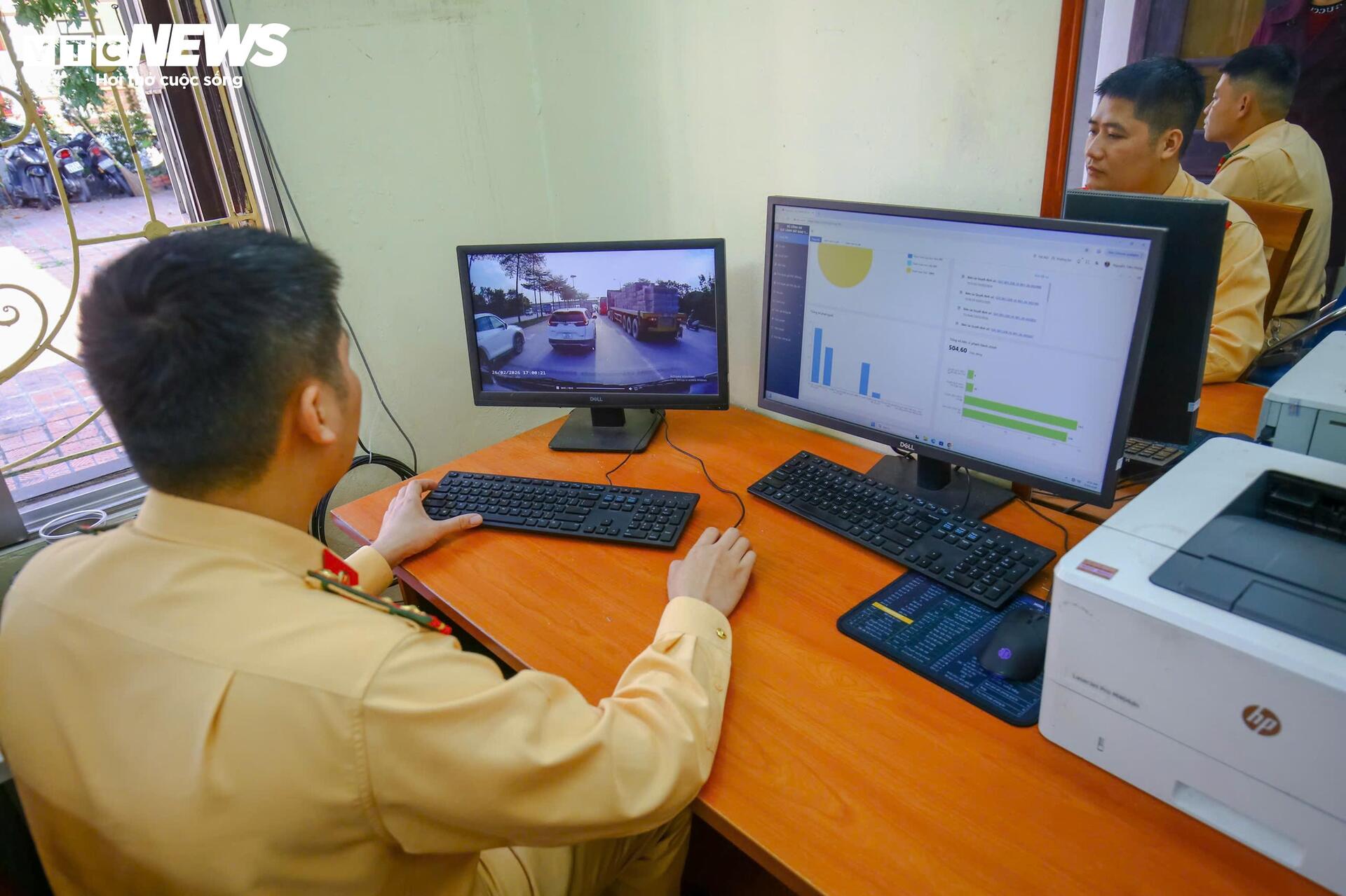 Dừng xe sai quy định gần sân bay, tài xế phân trần ‘chỉ chờ khách một lúc’ - 10