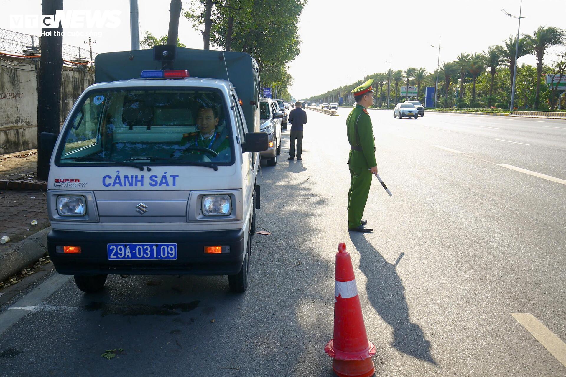 Dừng xe sai quy định gần sân bay, tài xế phân trần ‘chỉ chờ khách một lúc’ - 13