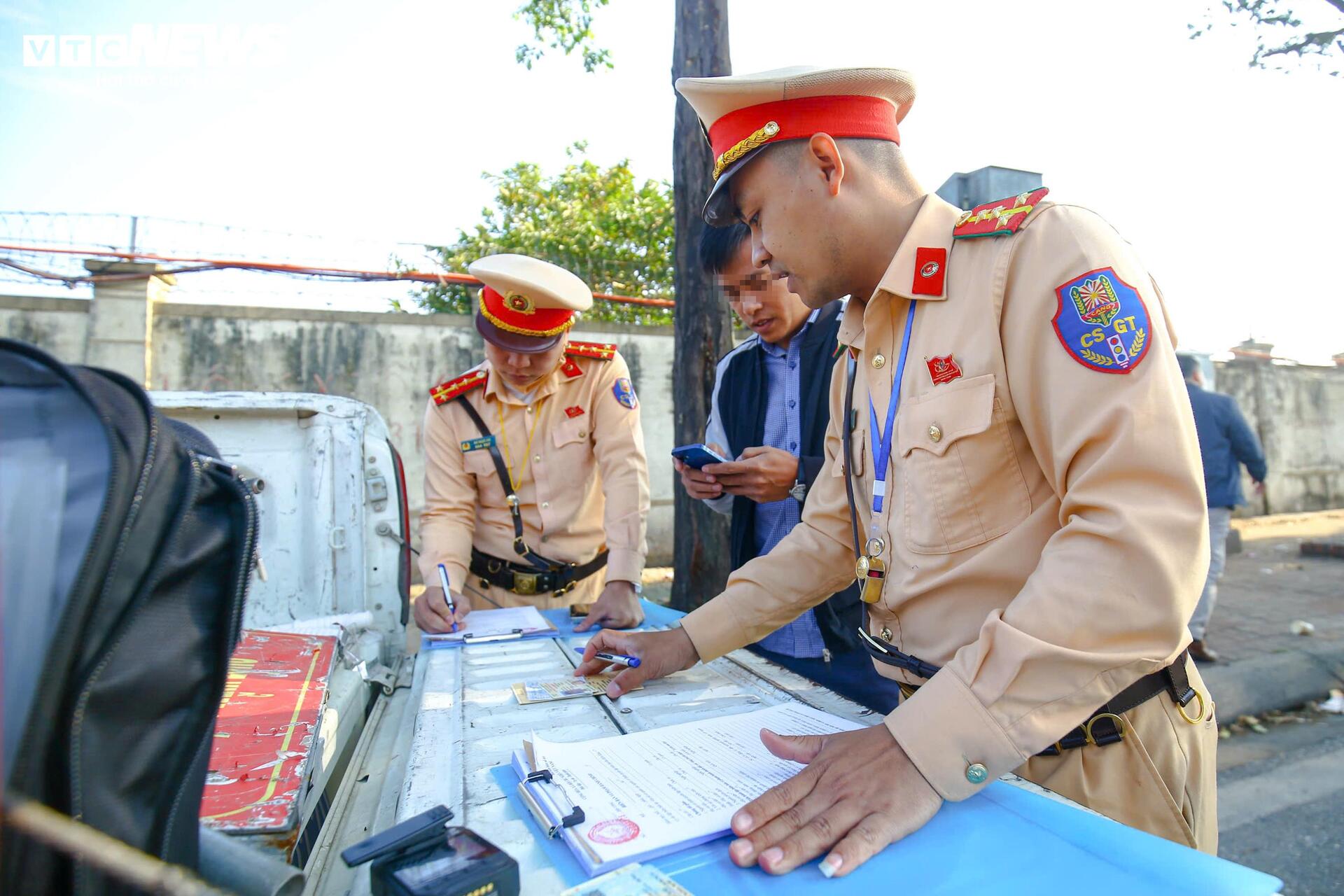 Dừng xe sai quy định gần sân bay, tài xế phân trần ‘chỉ chờ khách một lúc’ - 6