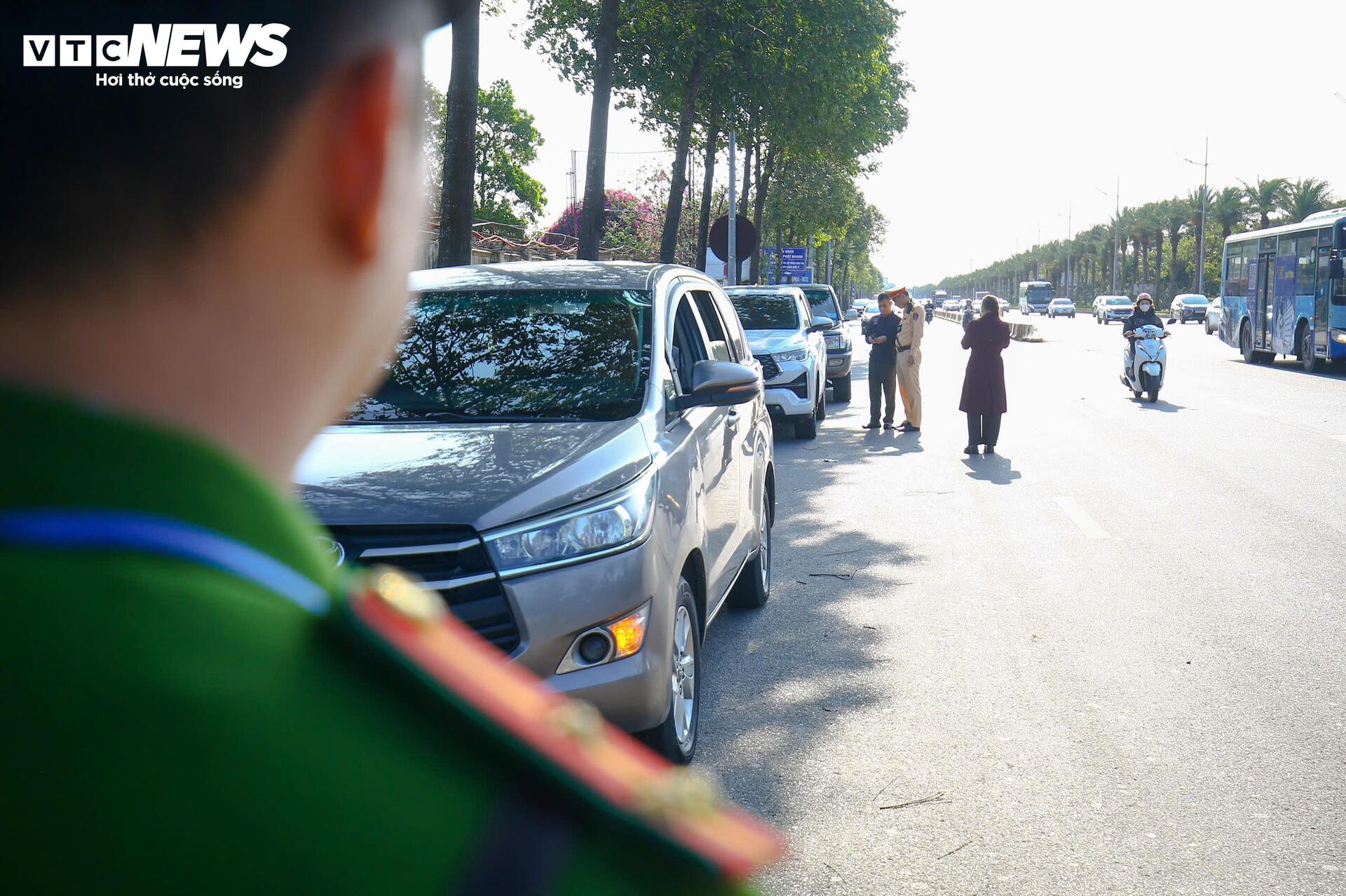 Dừng xe sai quy định gần sân bay, tài xế phân trần ‘chỉ chờ khách một lúc’ - 3