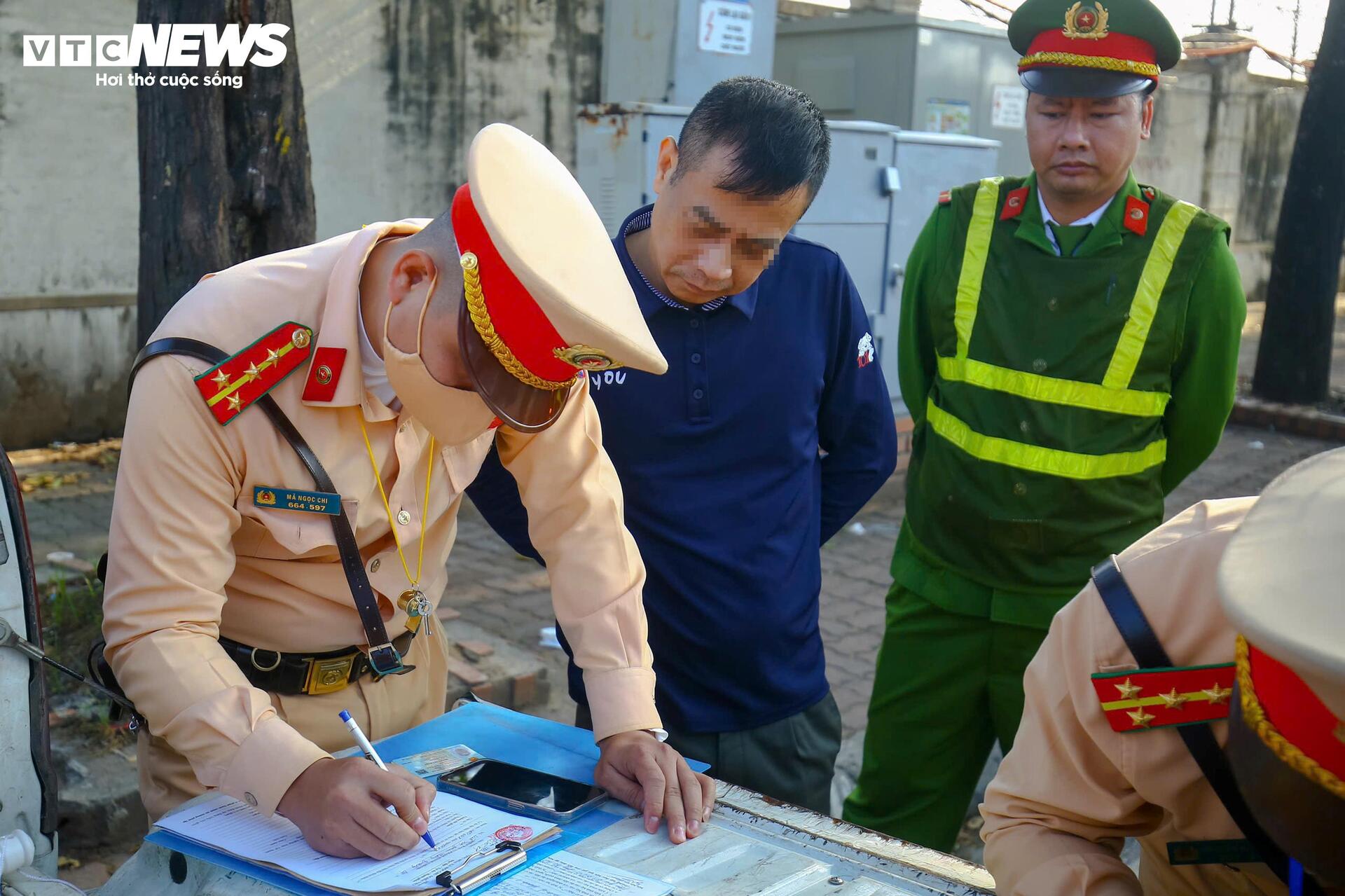 Dừng xe sai quy định gần sân bay, tài xế phân trần ‘chỉ chờ khách một lúc’ - 5