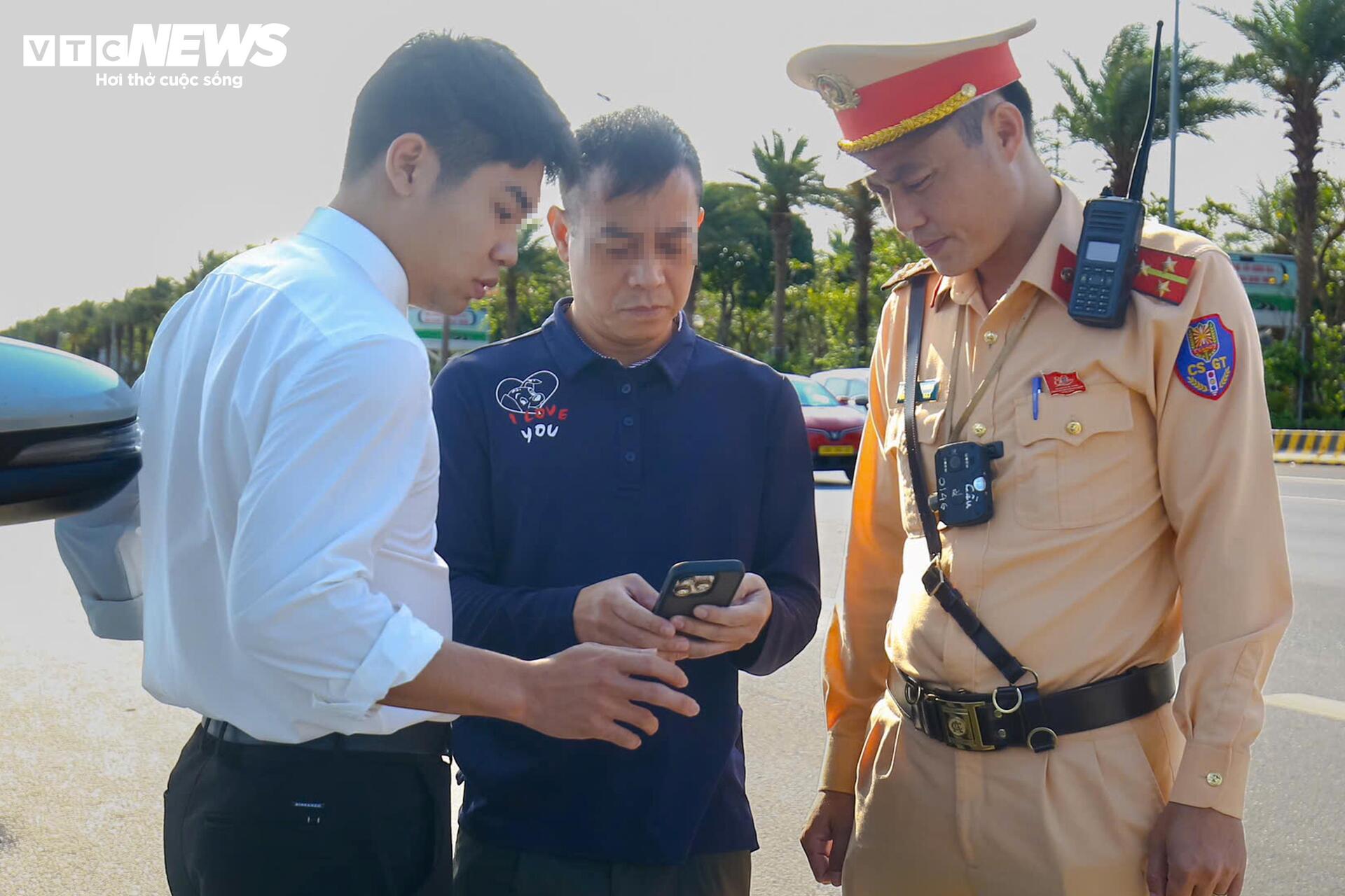 Dừng xe sai quy định gần sân bay, tài xế phân trần ‘chỉ chờ khách một lúc’ - 4