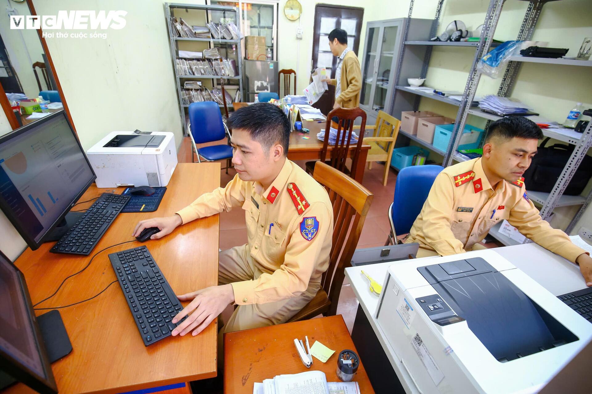 Dừng xe sai quy định gần sân bay, tài xế phân trần ‘chỉ chờ khách một lúc’ - 8