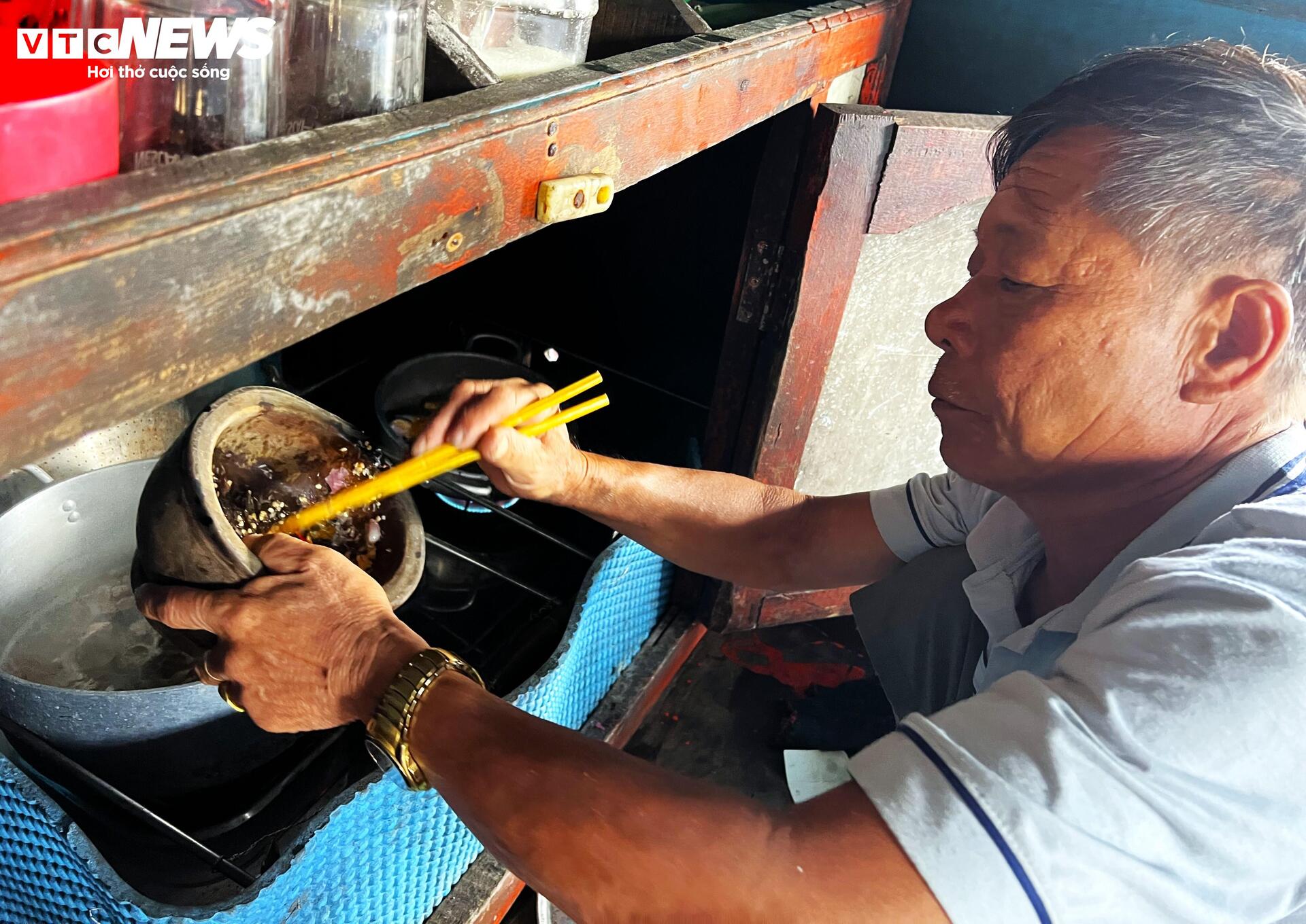 Sinh kế biển lung lay, trụ cột trong gia đình 'đổi chỗ' - 1