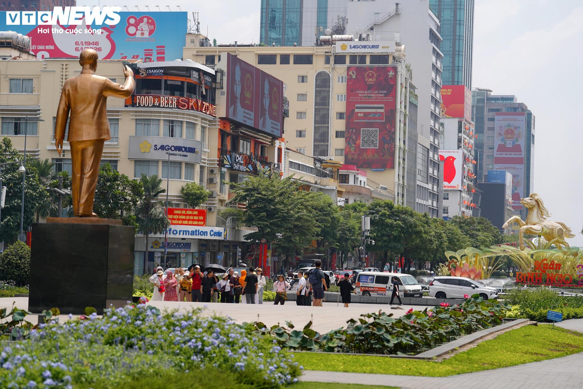 Phố phường TP.HCM rực rỡ cờ hoa hướng về ngày hội non sông - 15