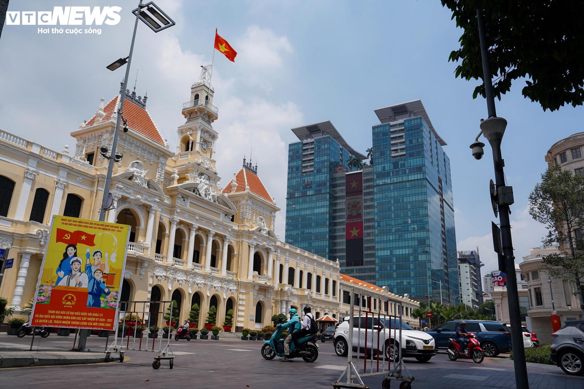 Phố phường TP.HCM rực rỡ cờ hoa hướng về ngày hội non sông - 13