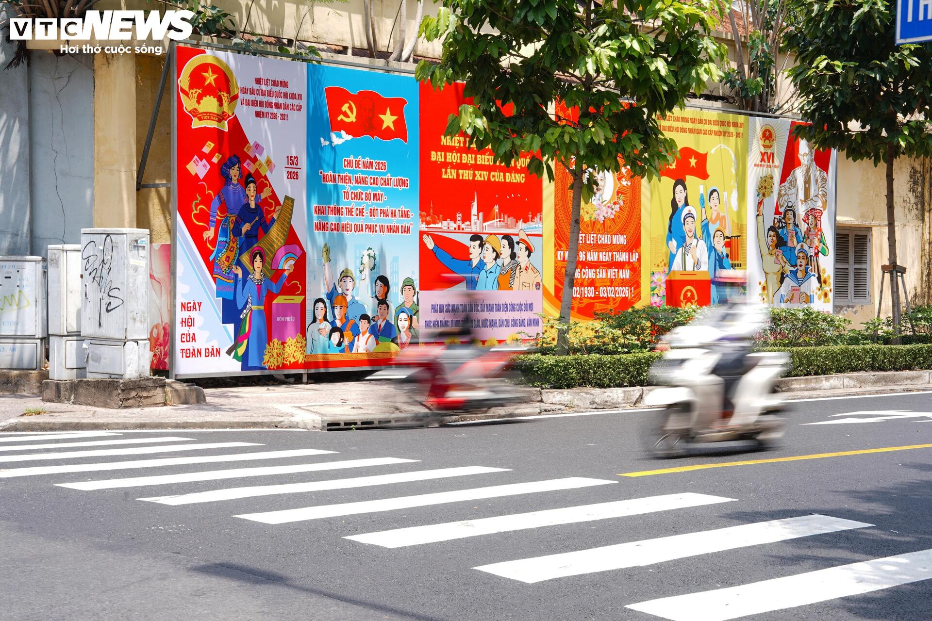 Phố phường TP.HCM rực rỡ cờ hoa hướng về ngày hội non sông - 4