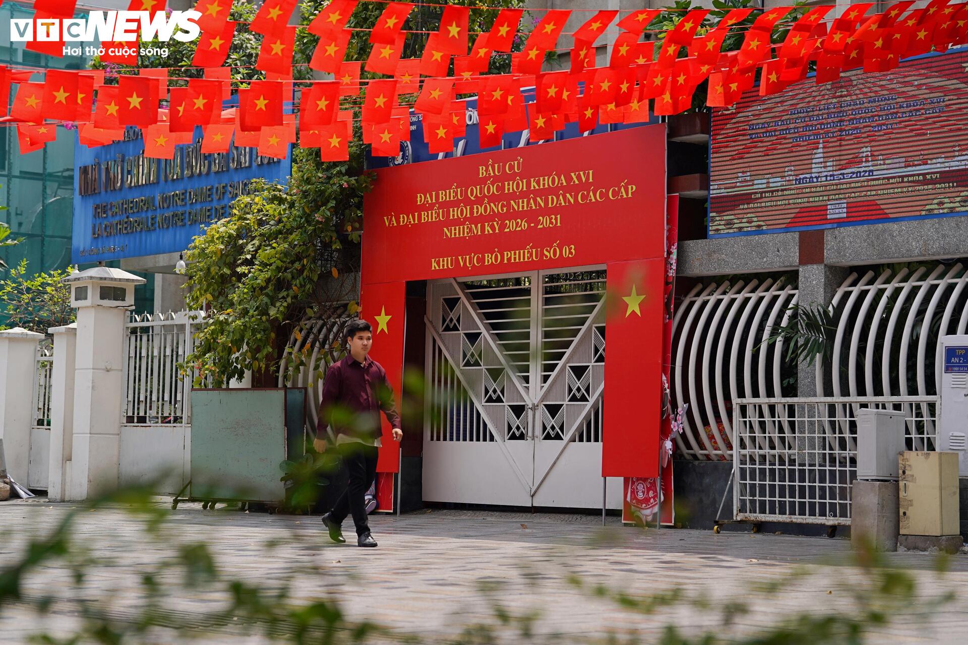 Phố phường TP.HCM rực rỡ cờ hoa hướng về ngày hội non sông - 7