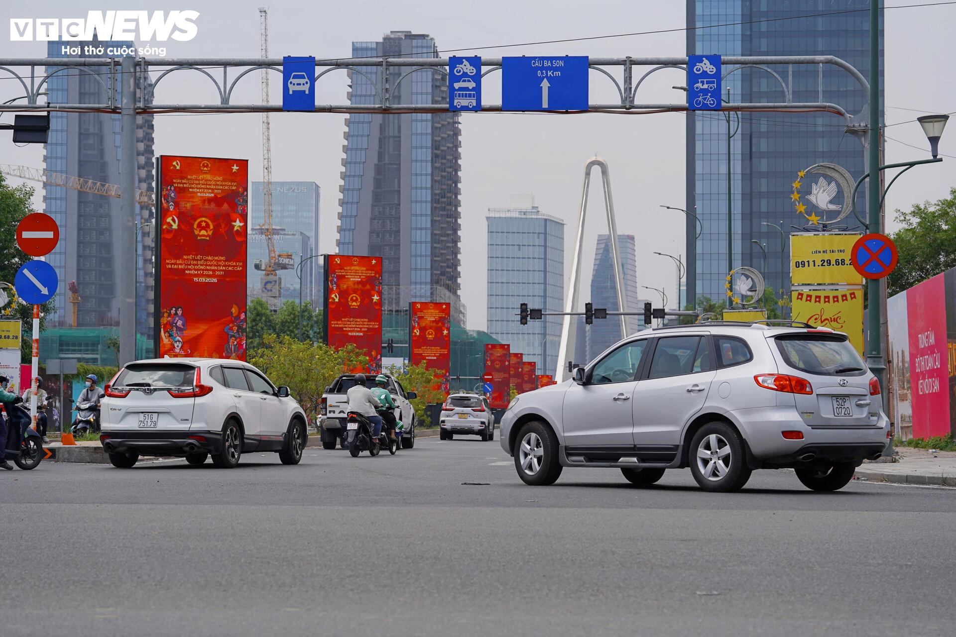 Phố phường TP.HCM rực rỡ cờ hoa hướng về ngày hội non sông - 2