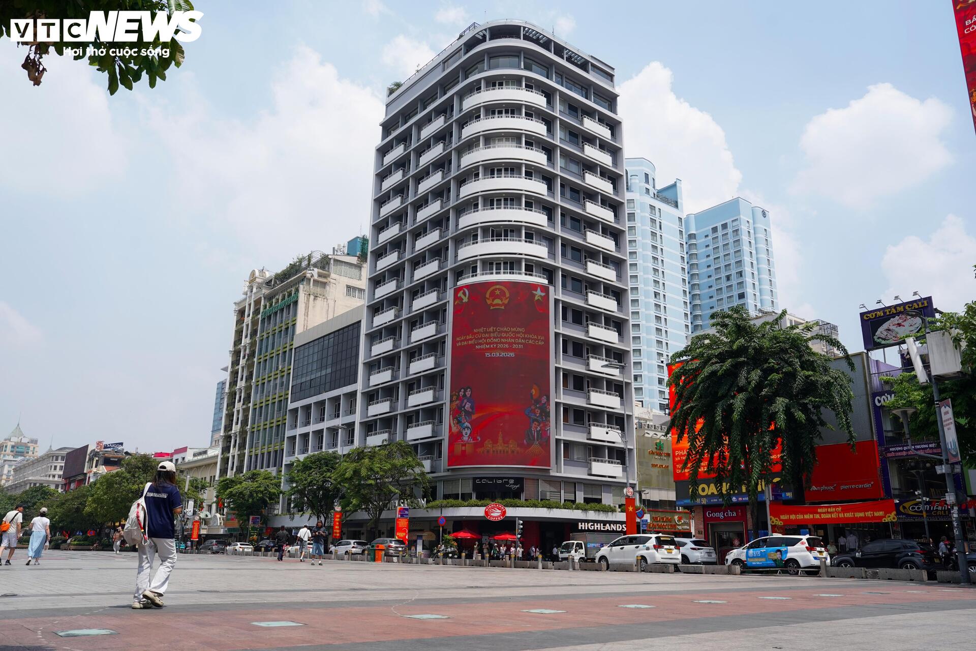 Phố phường TP.HCM rực rỡ cờ hoa hướng về ngày hội non sông - 14