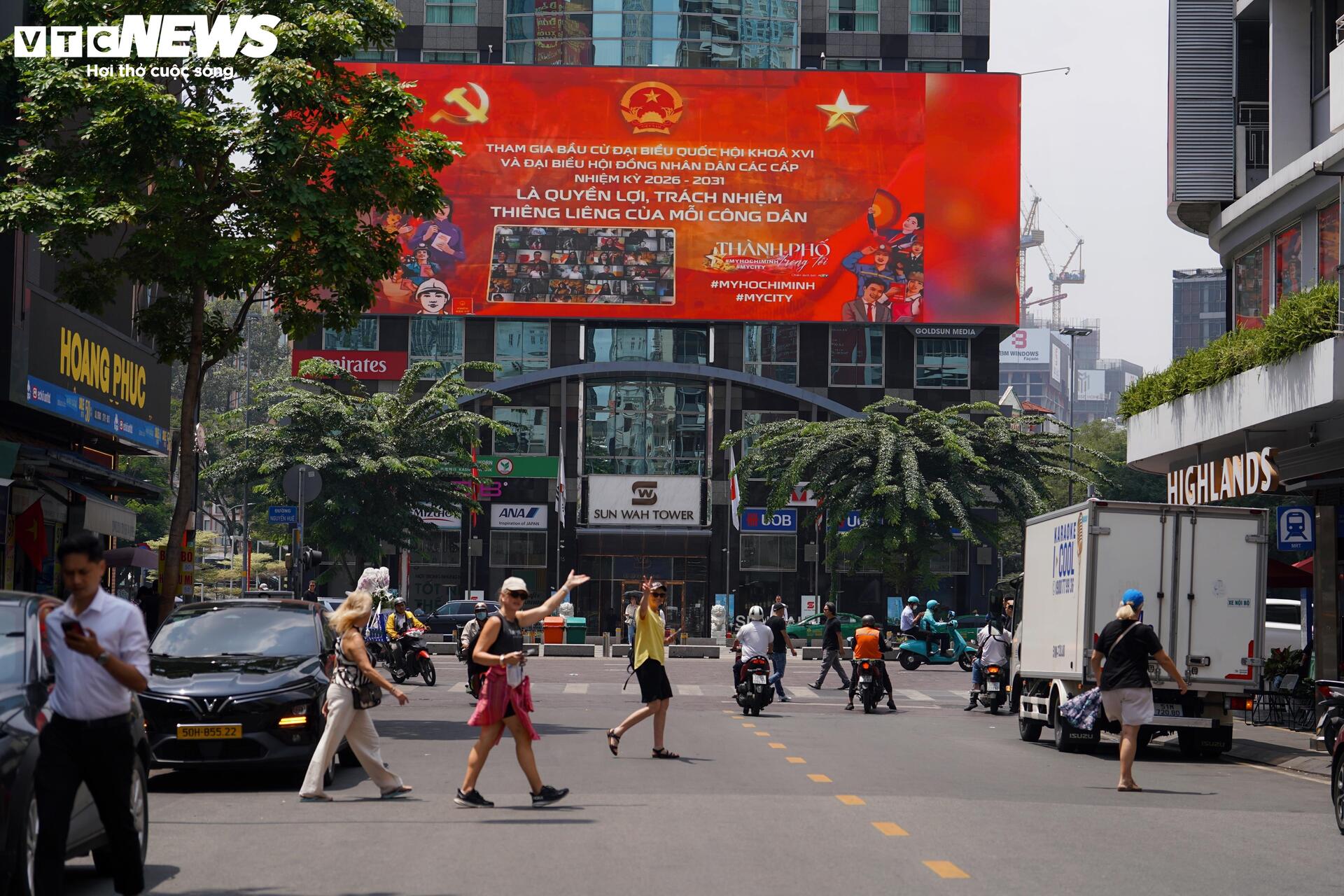 Phố phường TP.HCM rực rỡ cờ hoa hướng về ngày hội non sông - 1