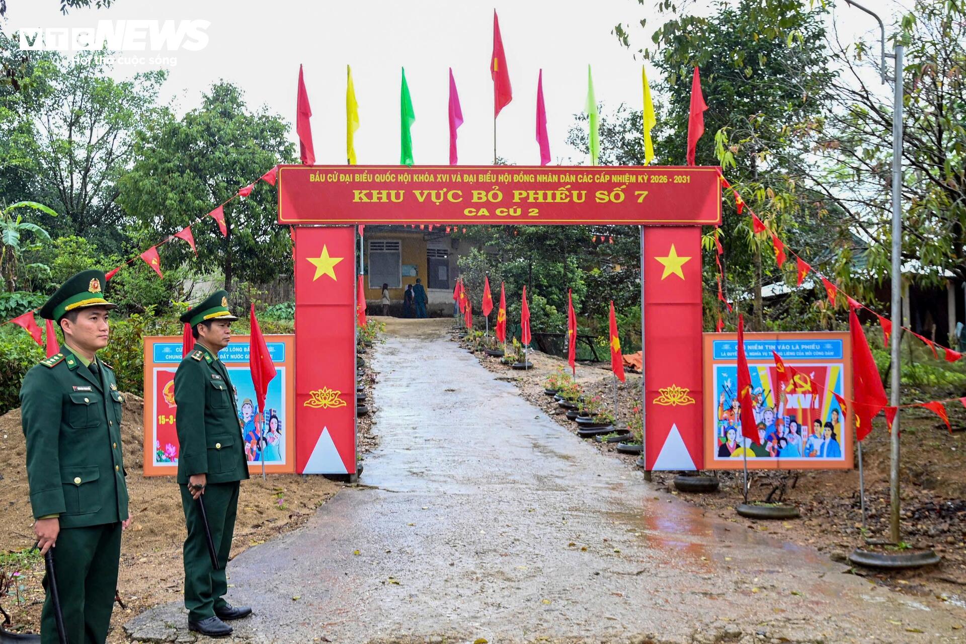 Theo chân bộ đội biên phòng tuyên truyền cho ngày bầu cử ở rẻo cao A Lưới - 2