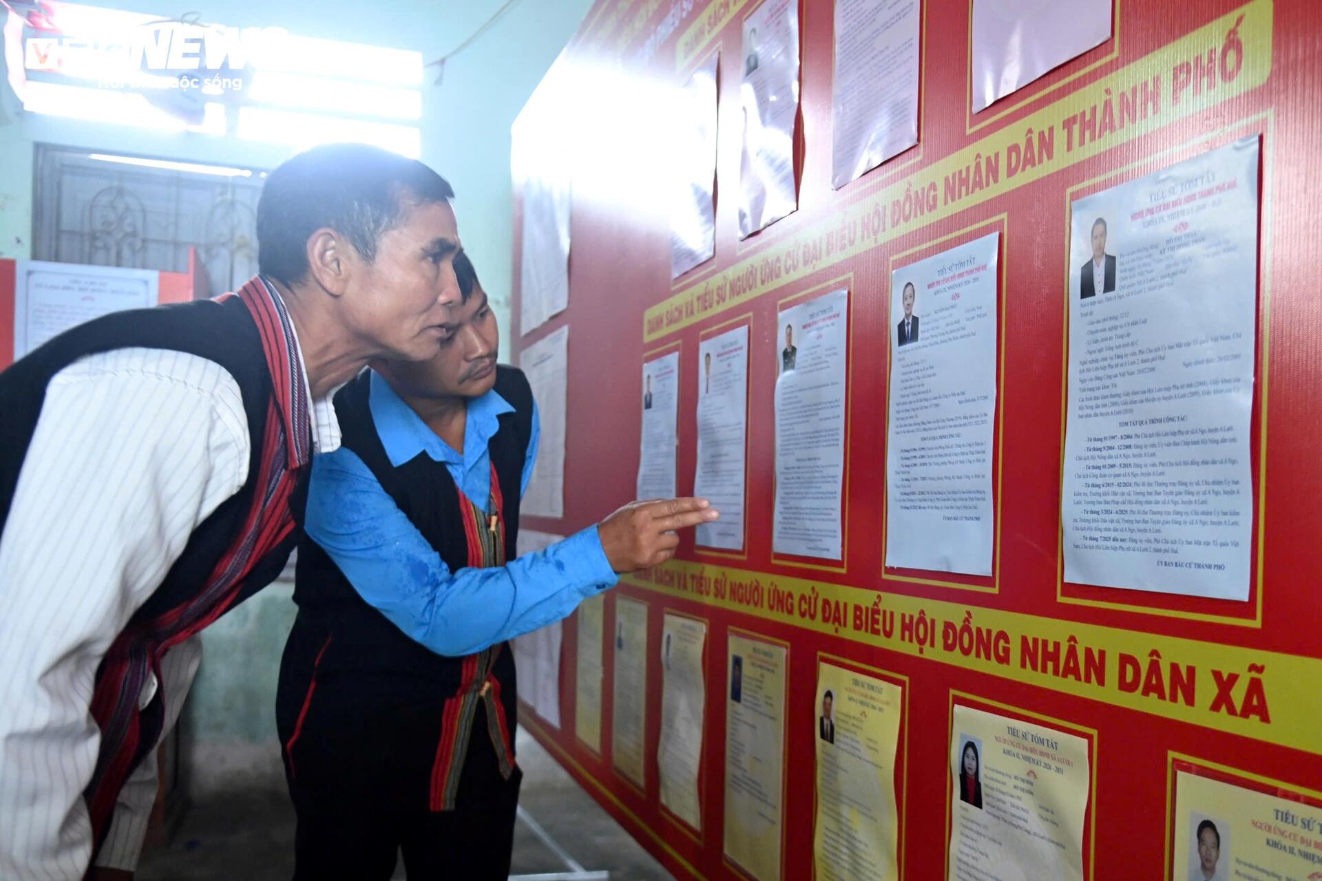 Theo chân bộ đội biên phòng tuyên truyền cho ngày bầu cử ở rẻo cao A Lưới - 1