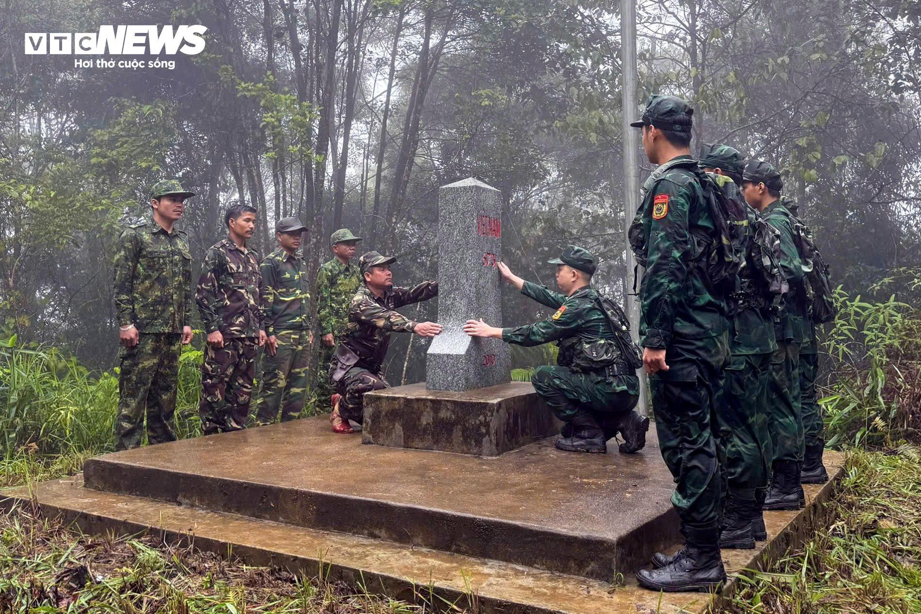 Theo chân bộ đội biên phòng tuyên truyền cho ngày bầu cử ở rẻo cao A Lưới - 4