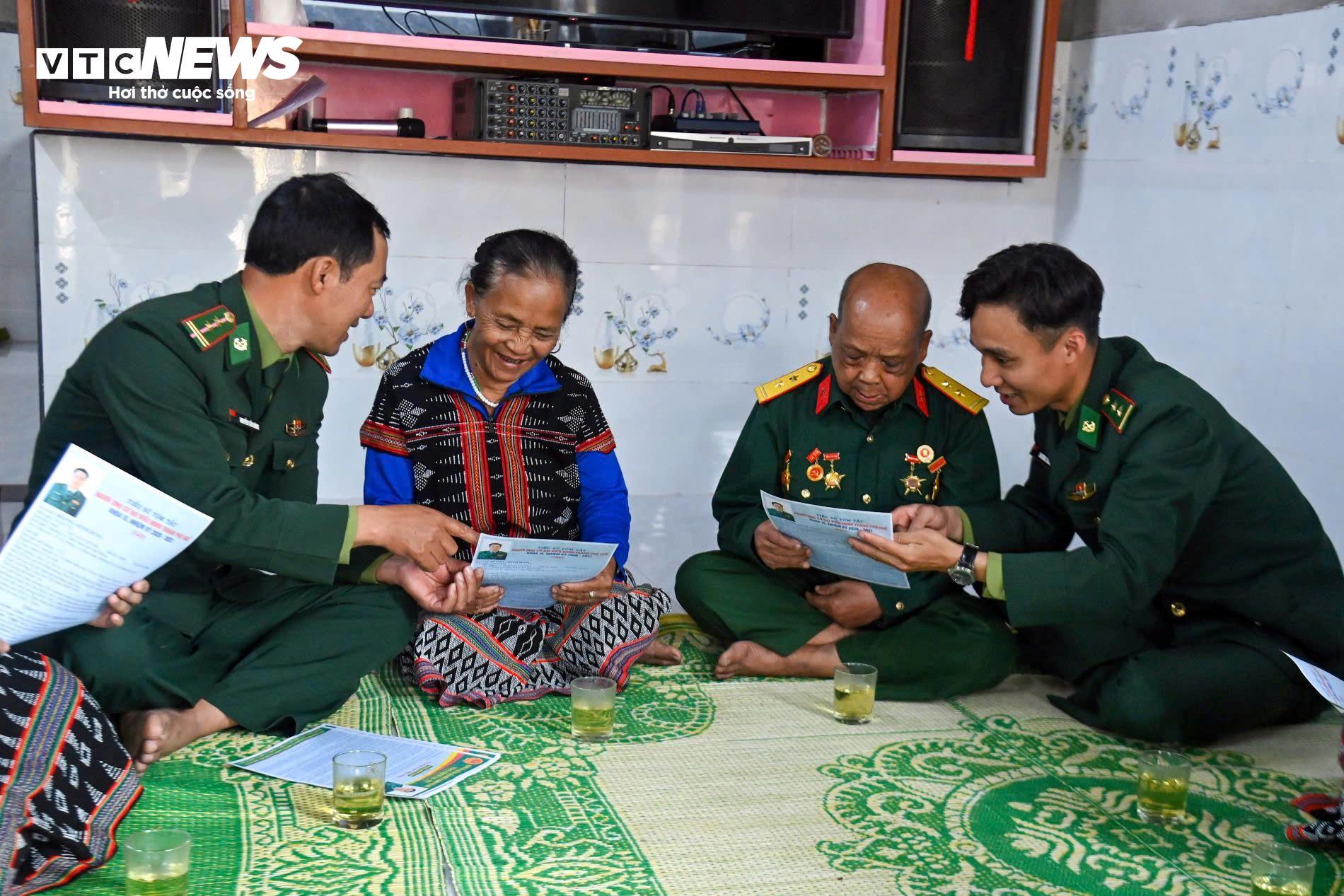 Theo chân bộ đội biên phòng tuyên truyền cho ngày bầu cử ở rẻo cao A Lưới - 9
