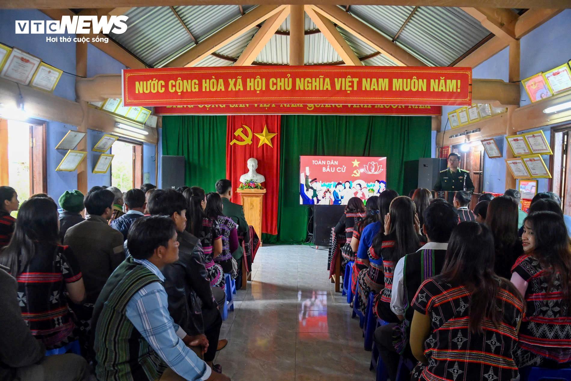 Theo chân bộ đội biên phòng tuyên truyền cho ngày bầu cử ở rẻo cao A Lưới - 10