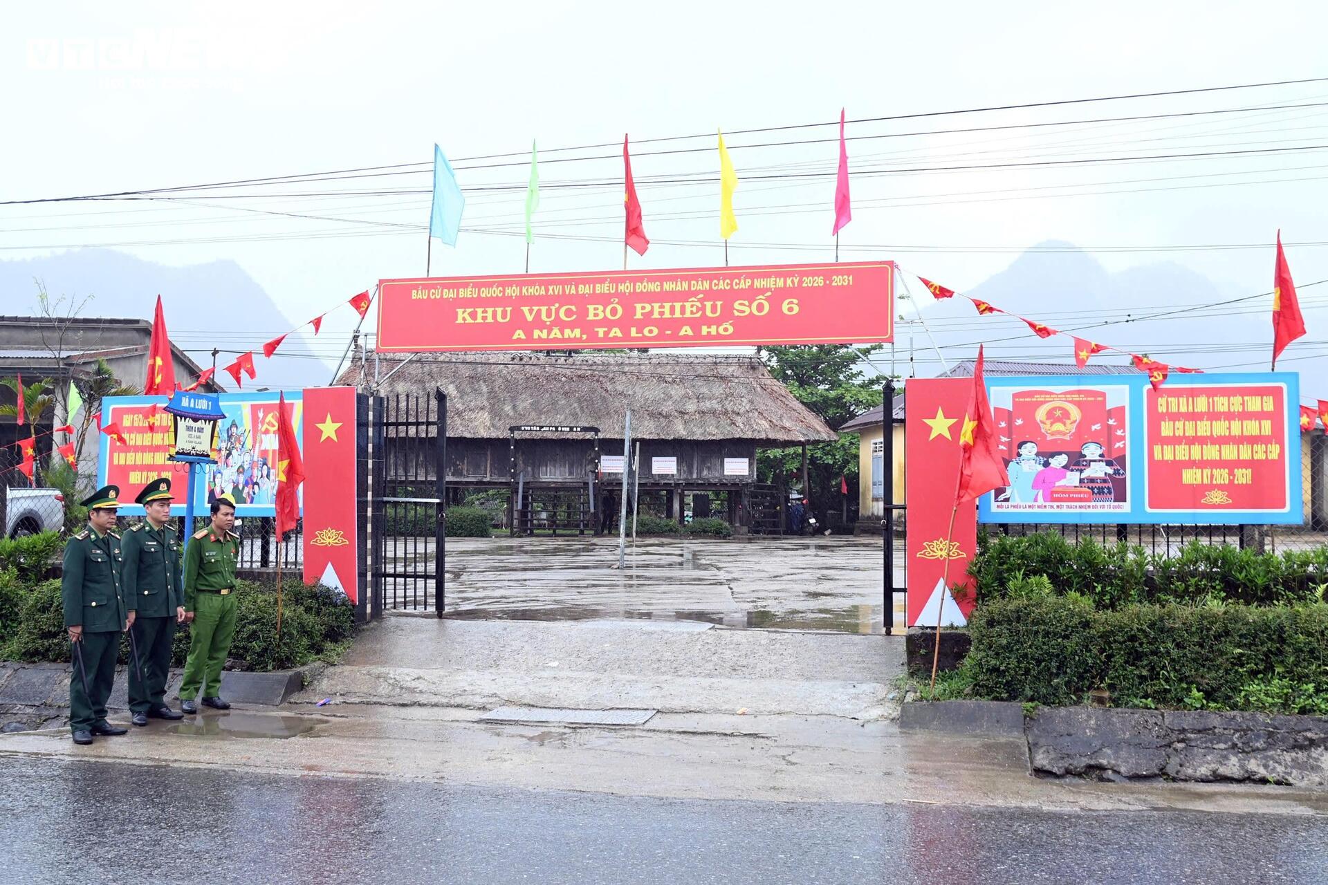 Theo chân bộ đội biên phòng tuyên truyền cho ngày bầu cử ở rẻo cao A Lưới - 5