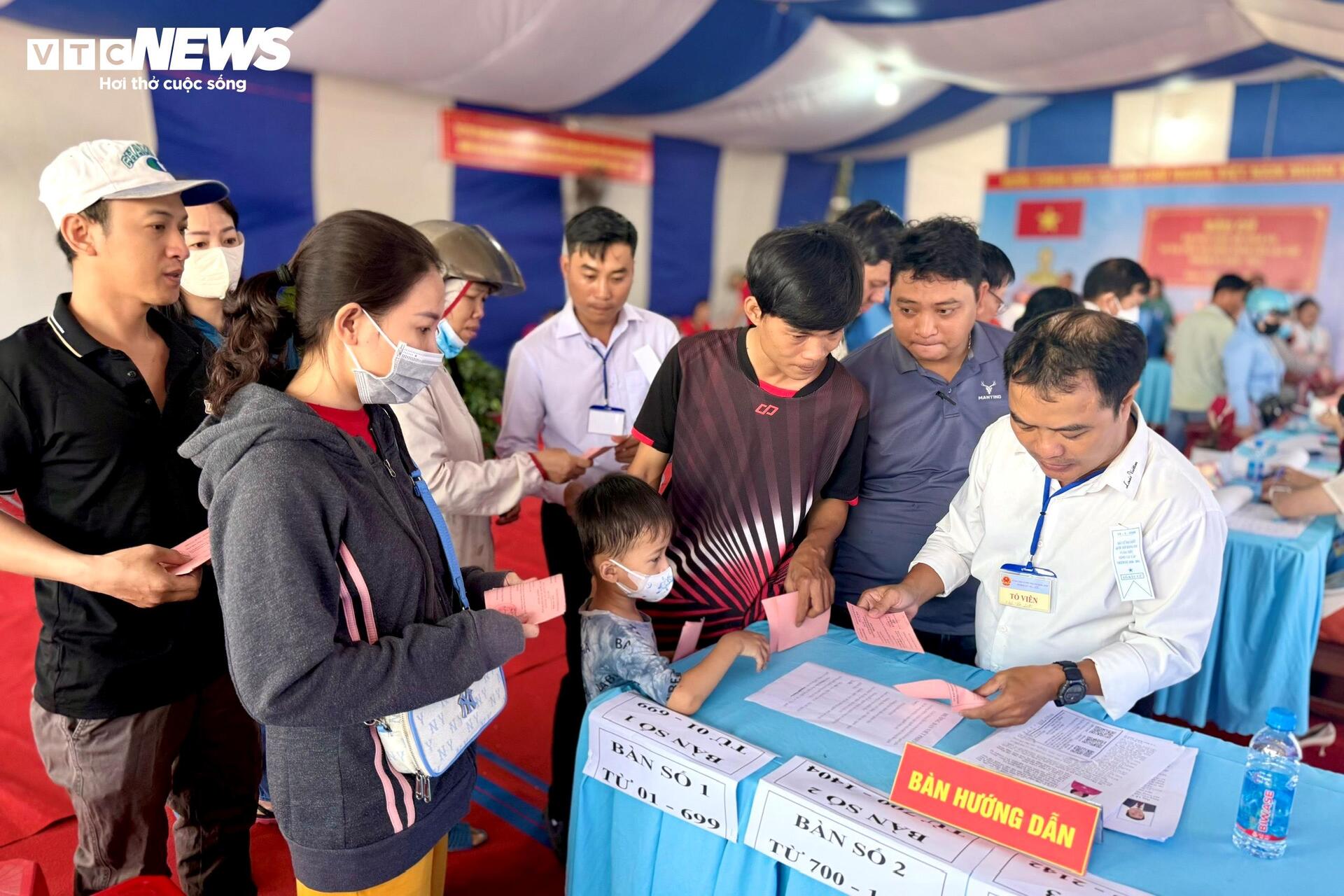 Hơn 96% cử tri cả nước đi bầu cử - 14