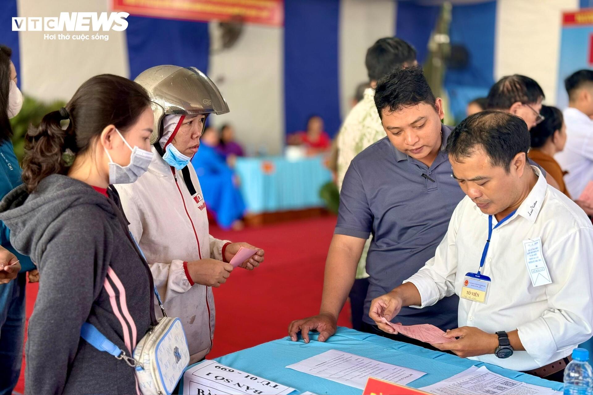 Hơn 96% cử tri cả nước đi bầu cử - 16