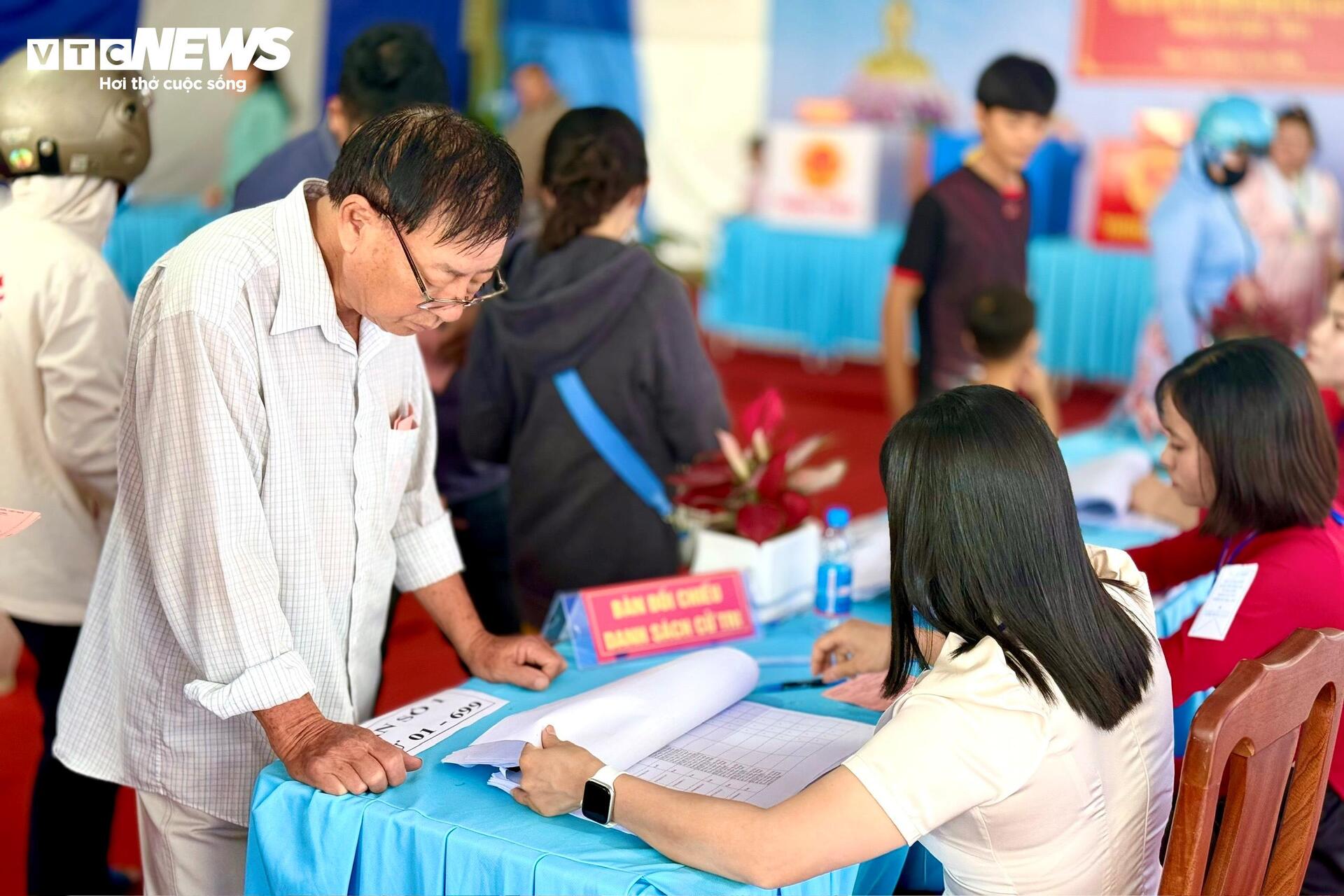 Hơn 96% cử tri cả nước đi bầu cử - 15