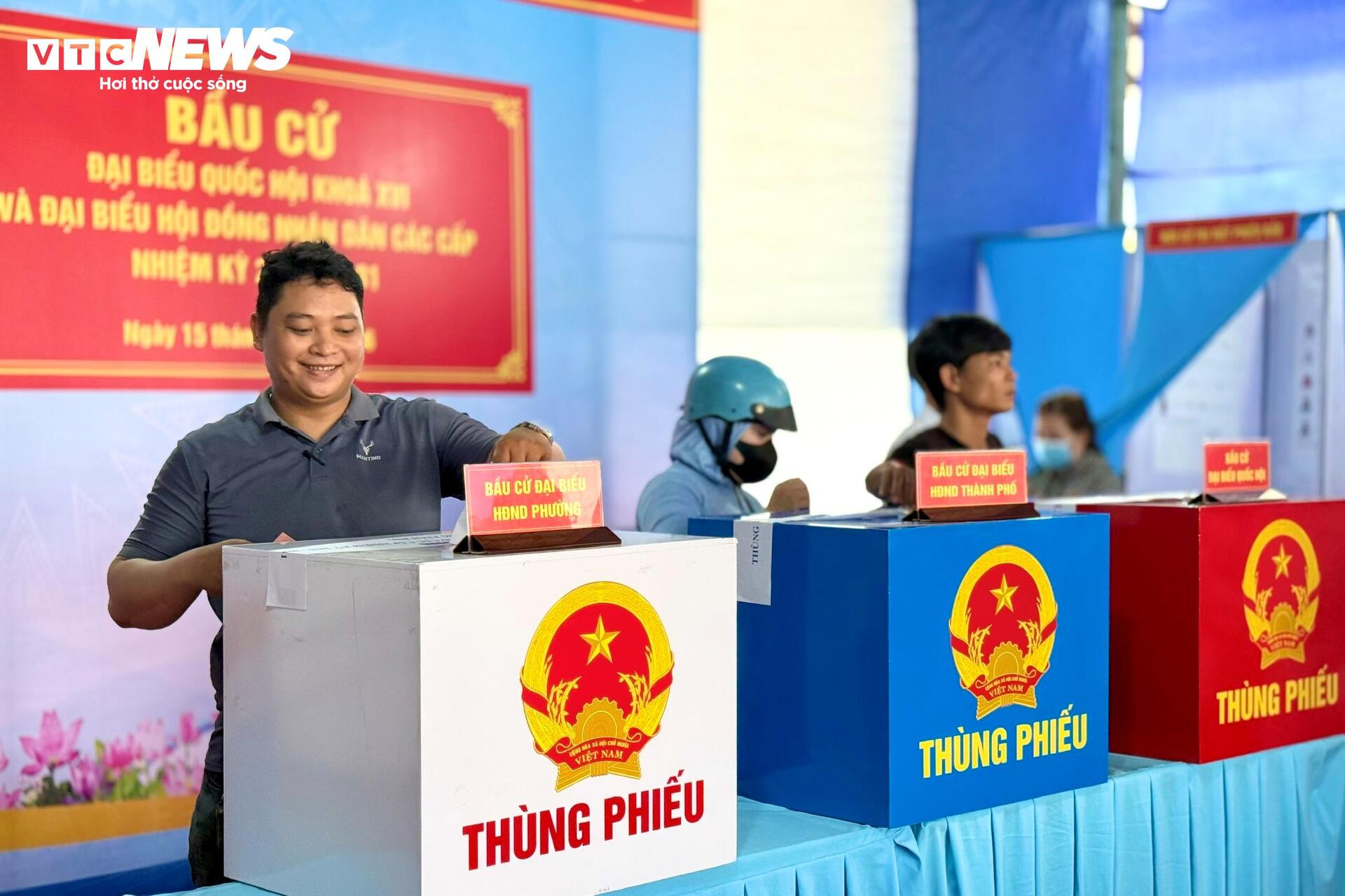 Hơn 96% cử tri cả nước đi bầu cử - 18