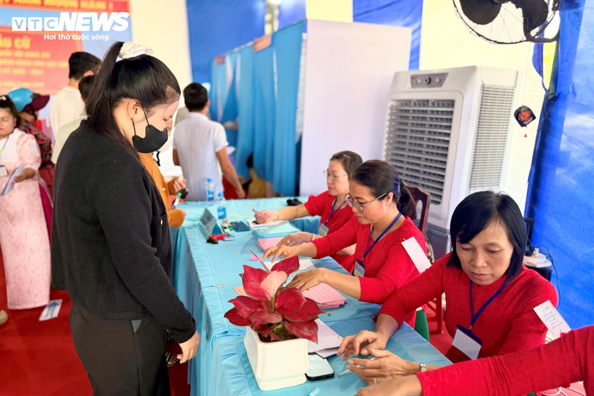 Hơn 96% cử tri cả nước đi bầu cử - 17