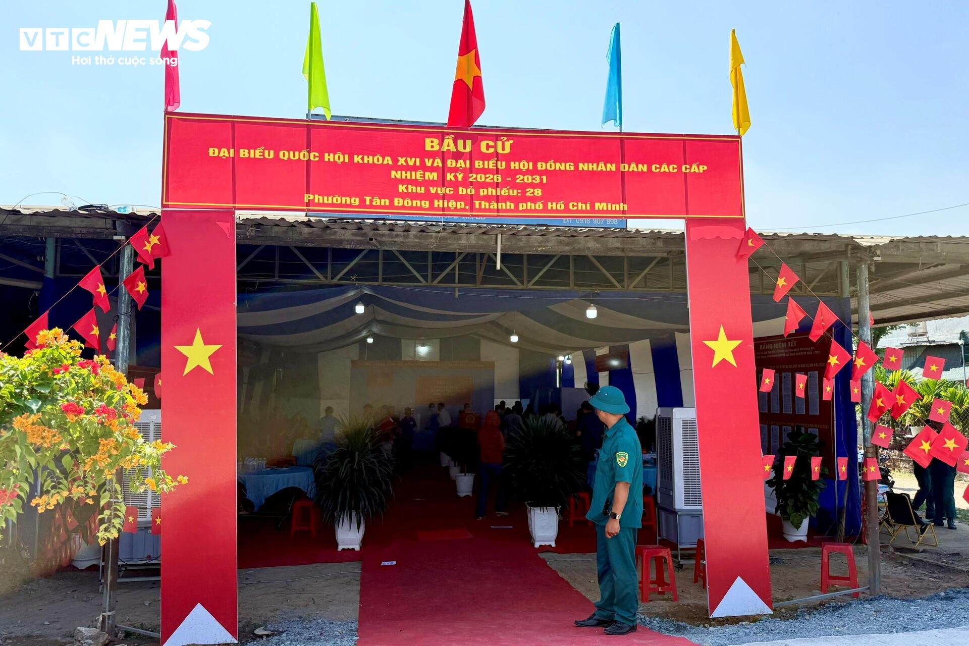 Hơn 96% cử tri cả nước đi bầu cử - 12