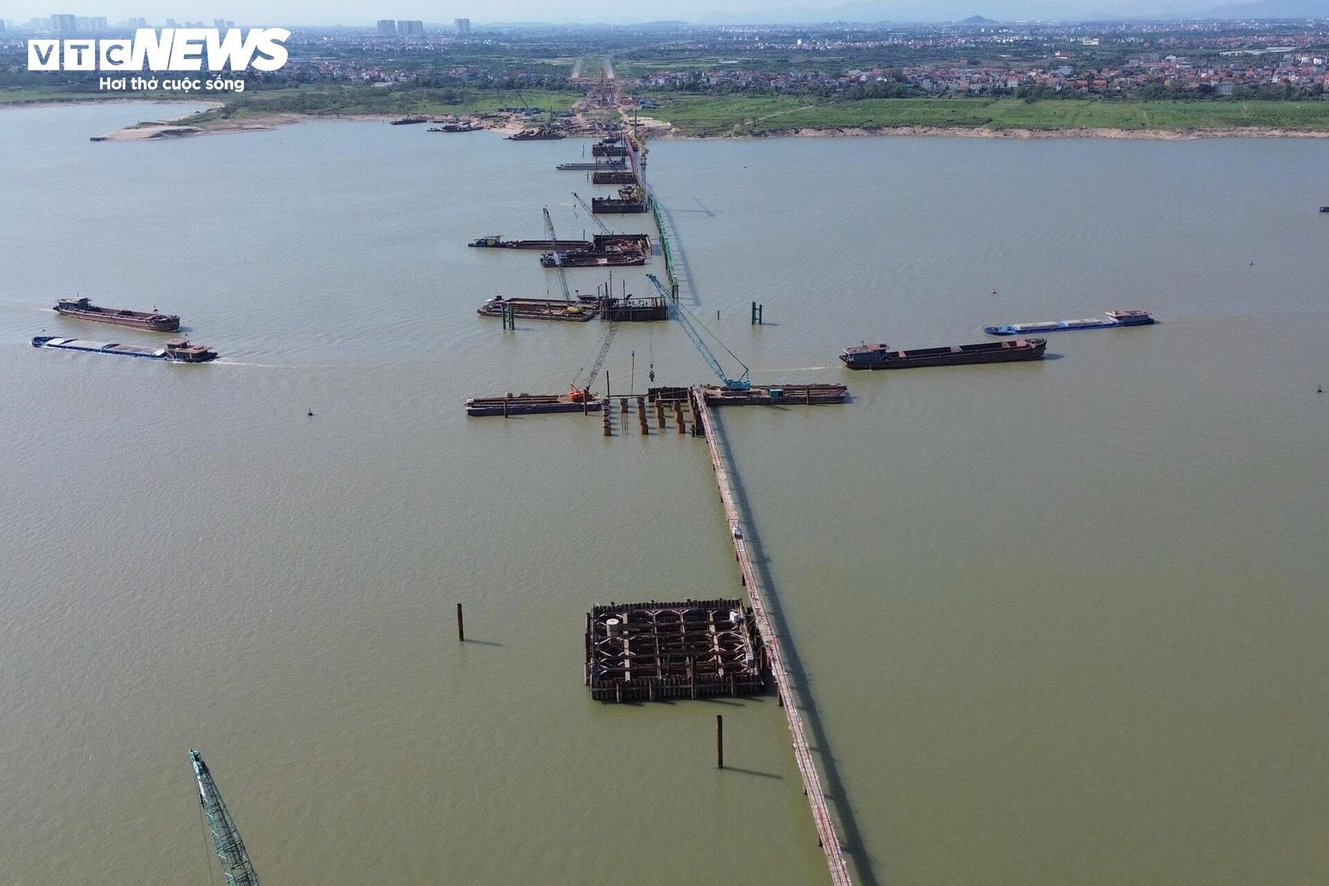 Đại công trường cầu Hồng Hà vượt sông Hồng sau 5 tháng thi công - 10