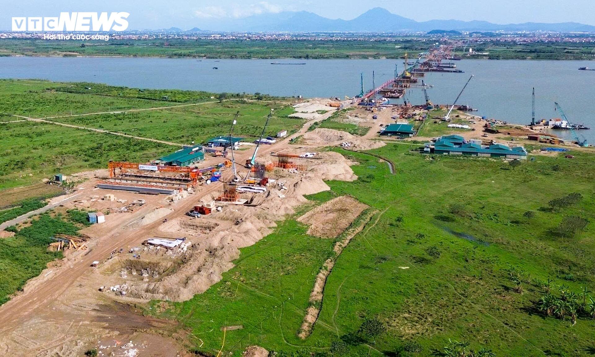 Đại công trường cầu Hồng Hà vượt sông Hồng sau 5 tháng thi công - 1