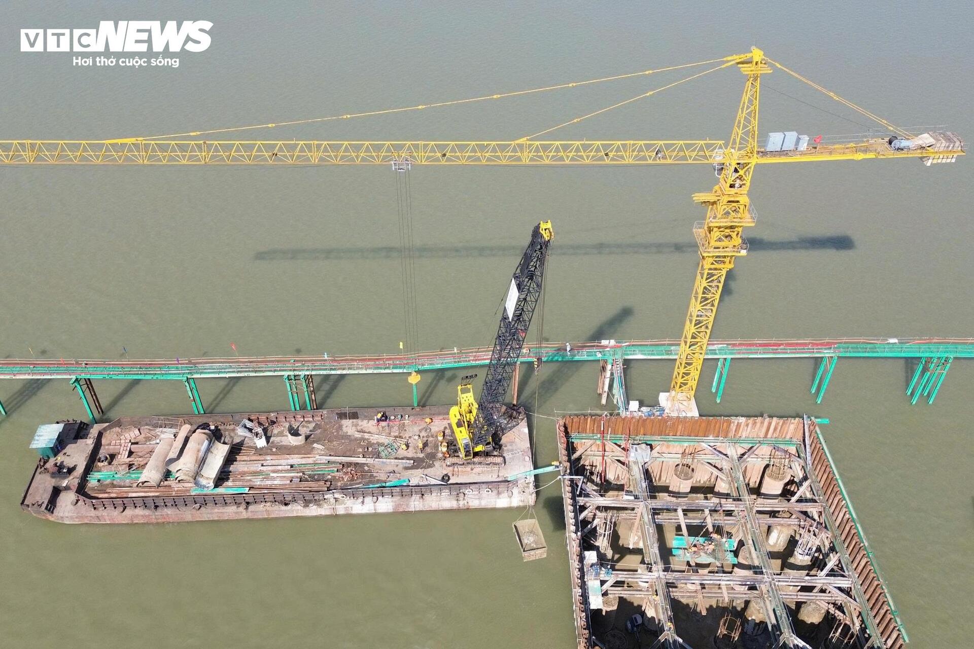 Đại công trường cầu Hồng Hà vượt sông Hồng sau 5 tháng thi công - 4