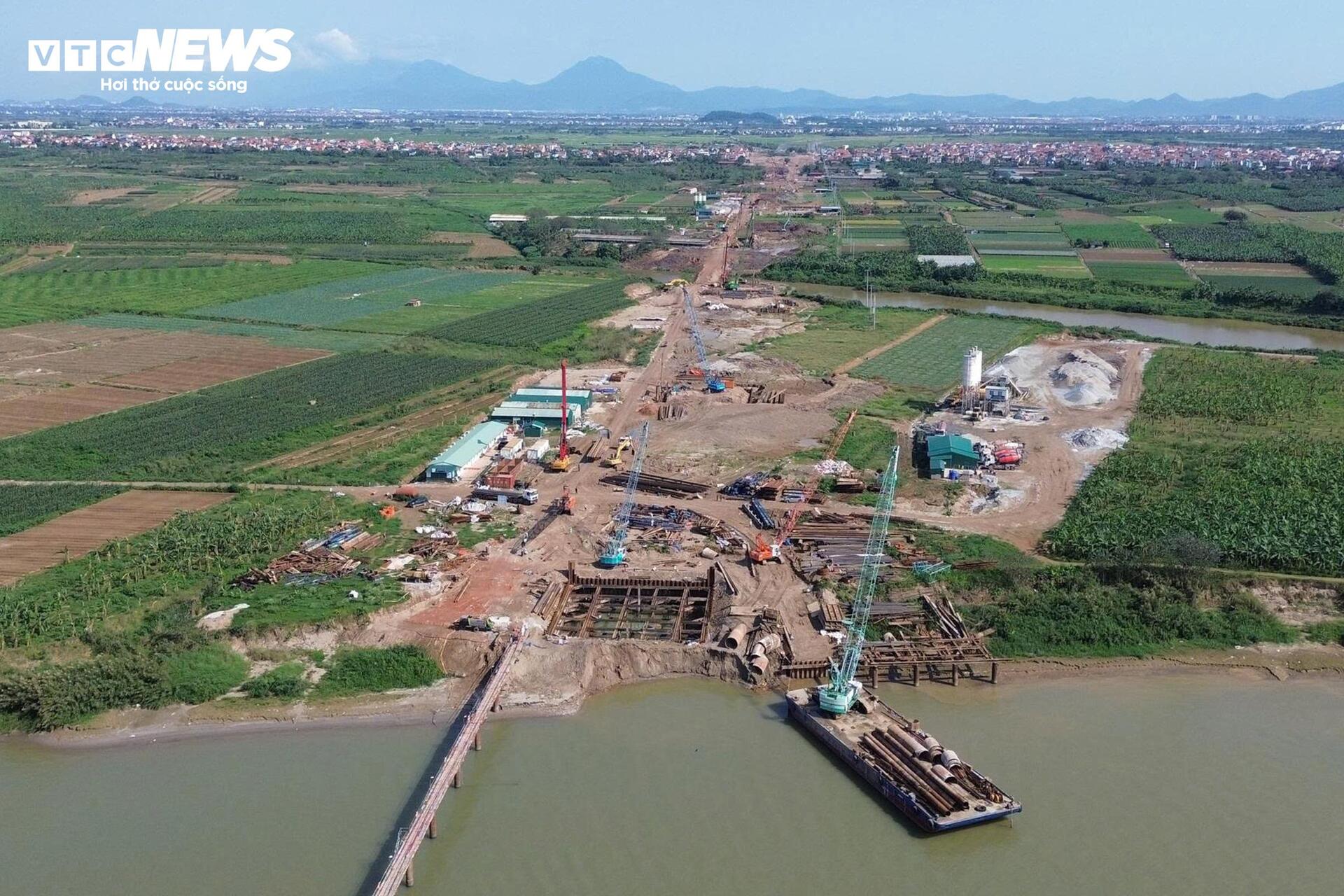 Đại công trường cầu Hồng Hà vượt sông Hồng sau 5 tháng thi công - 9