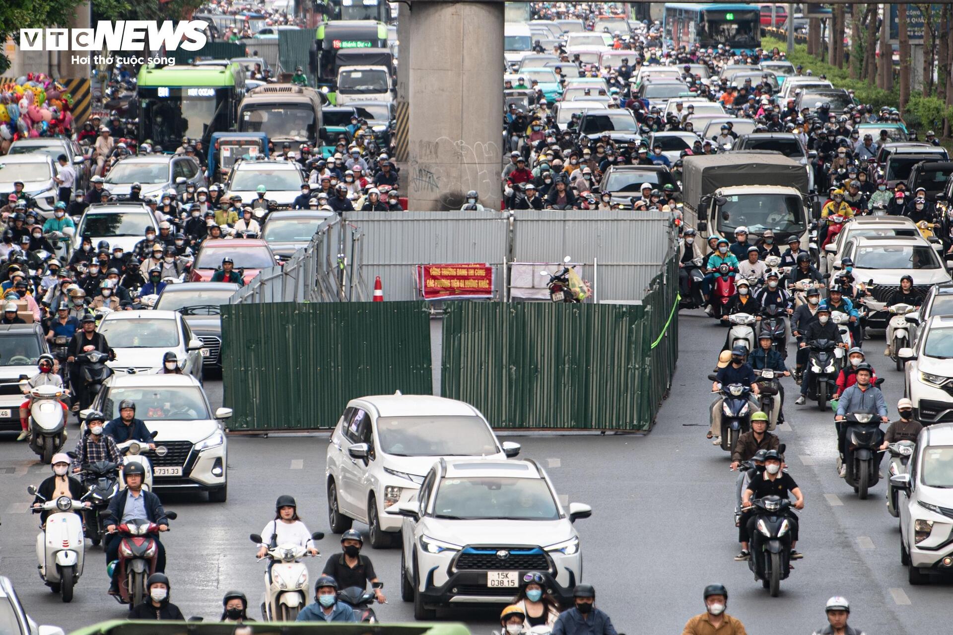 Lô cốt chiếm 1/3 lòng đường, người Hà Nội chật vật nhích từng mét về nhà - 11