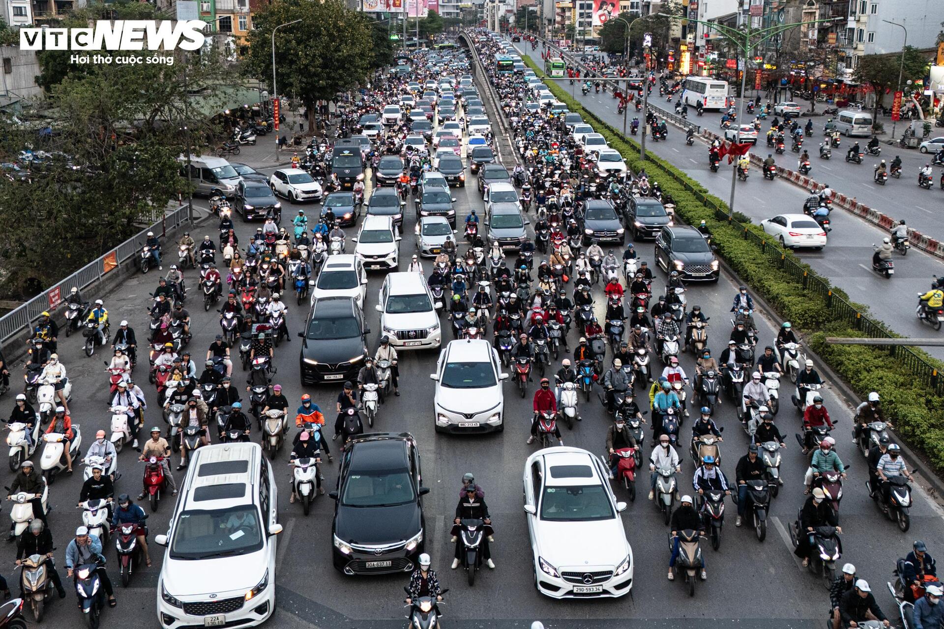 Lô cốt chiếm 1/3 lòng đường, người Hà Nội chật vật nhích từng mét về nhà - 12