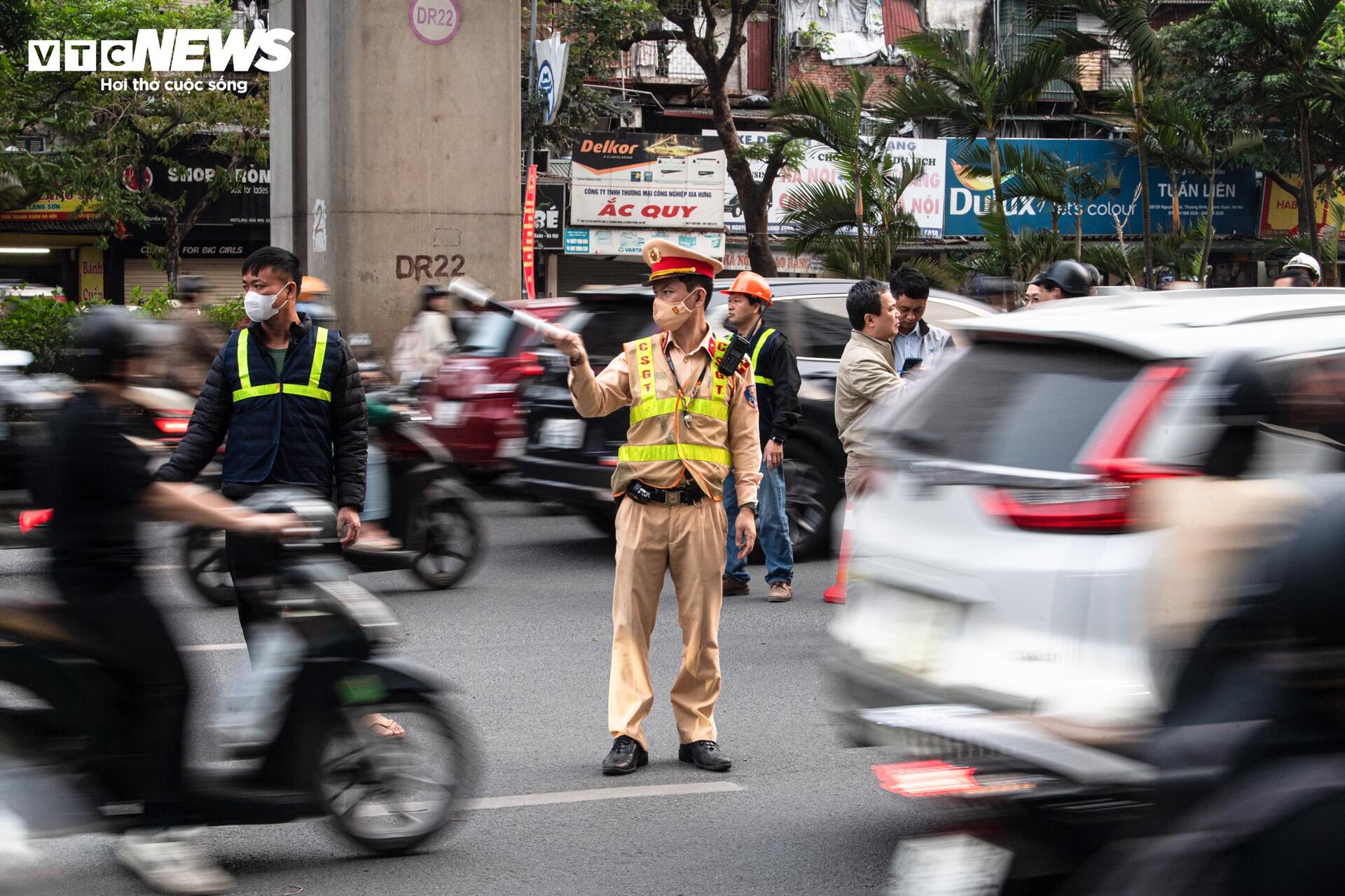 Lô cốt chiếm 1/3 lòng đường, người Hà Nội chật vật nhích từng mét về nhà - 13