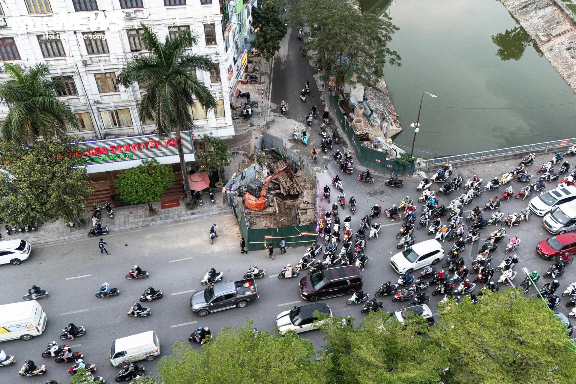 Lô cốt chiếm 1/3 lòng đường, người Hà Nội chật vật nhích từng mét về nhà - 14