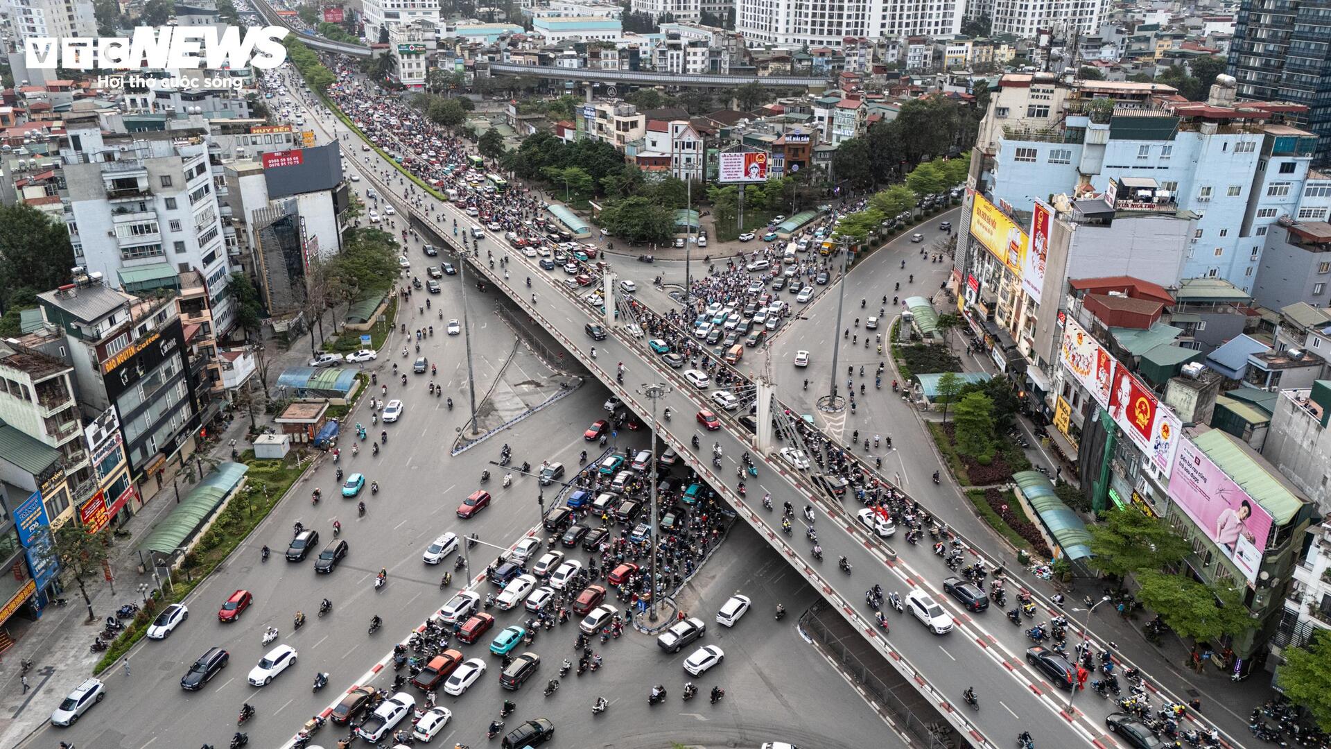 Lô cốt chiếm 1/3 lòng đường, người Hà Nội chật vật nhích từng mét về nhà - 16