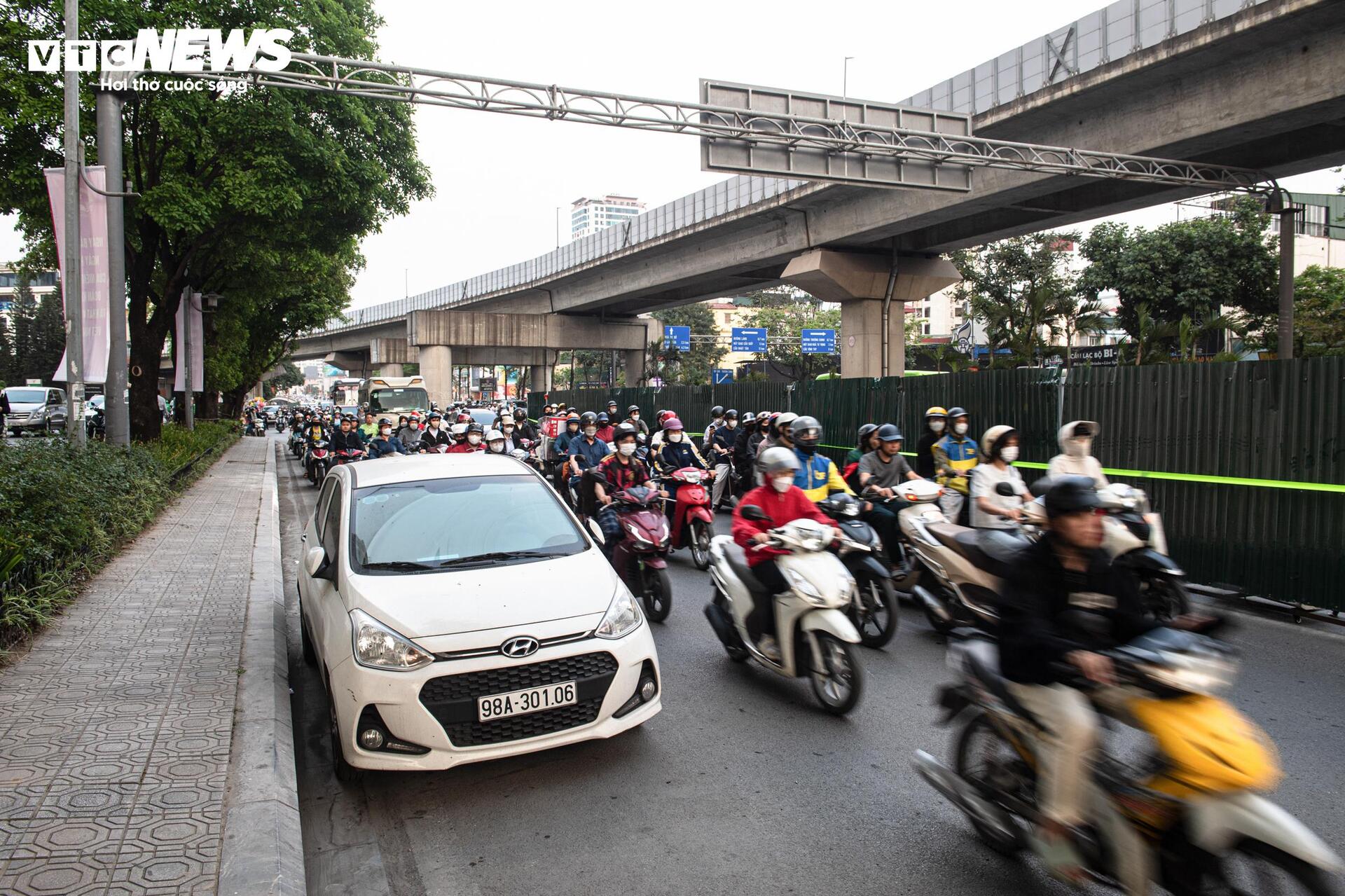 Lô cốt chiếm 1/3 lòng đường, người Hà Nội chật vật nhích từng mét về nhà - 15