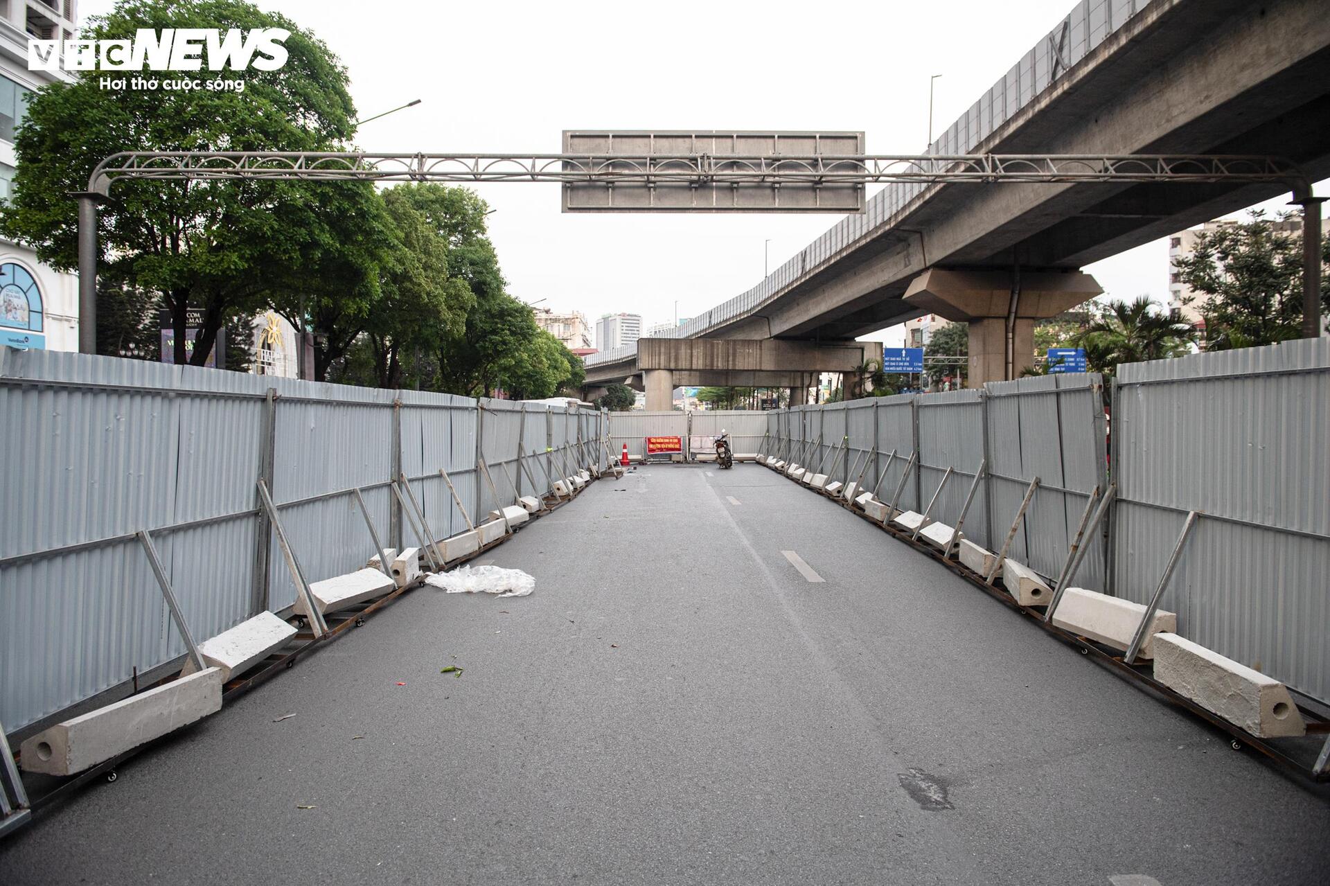 Lô cốt chiếm 1/3 lòng đường, người Hà Nội chật vật nhích từng mét về nhà - 3