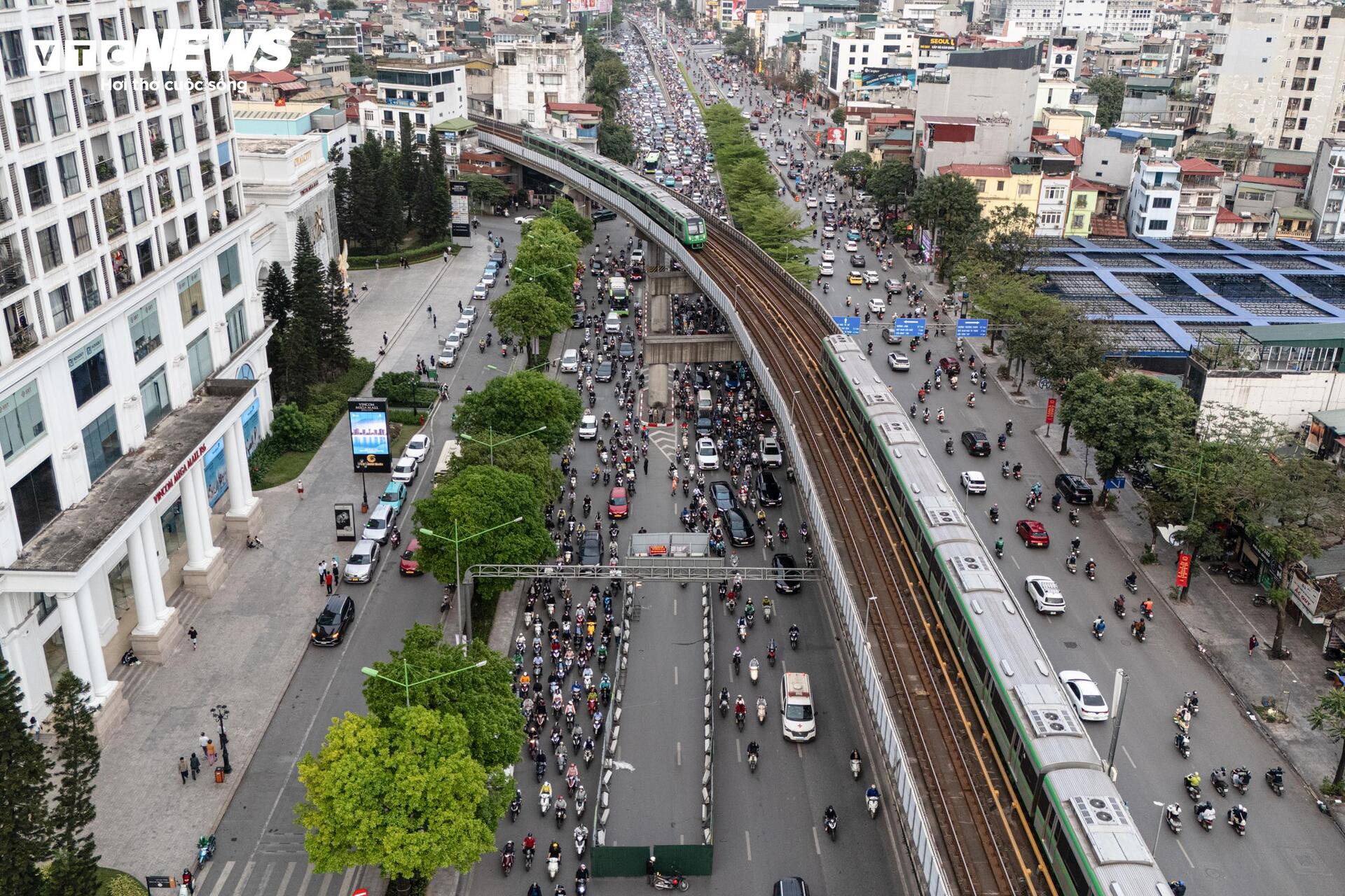 Lô cốt chiếm 1/3 lòng đường, người Hà Nội chật vật nhích từng mét về nhà - 1