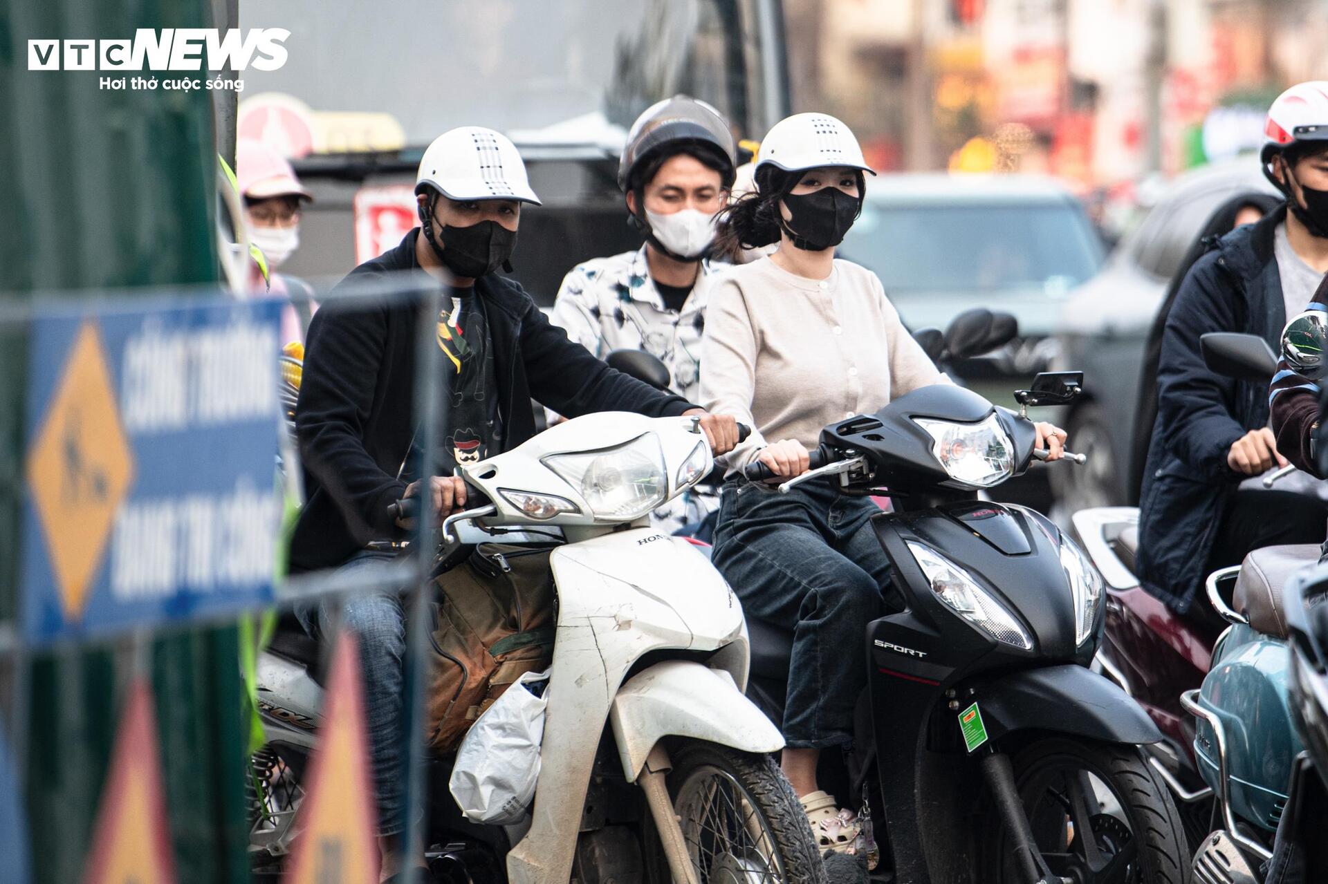 Lô cốt chiếm 1/3 lòng đường, người Hà Nội chật vật nhích từng mét về nhà - 4