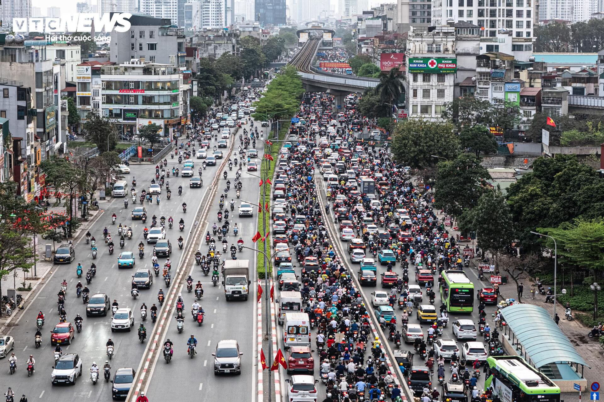 Lô cốt chiếm 1/3 lòng đường, người Hà Nội chật vật nhích từng mét về nhà - 5