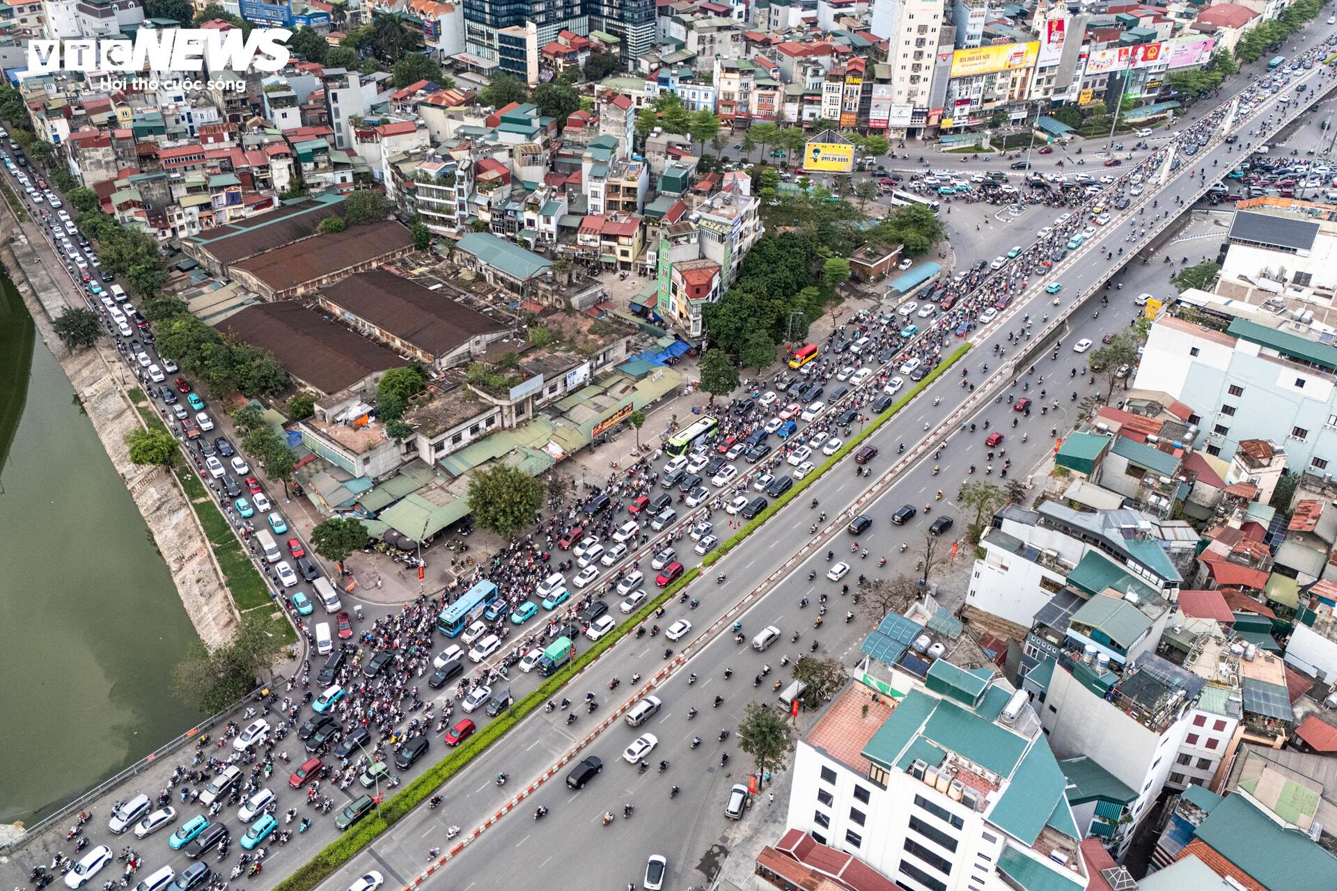 Lô cốt chiếm 1/3 lòng đường, người Hà Nội chật vật nhích từng mét về nhà - 6