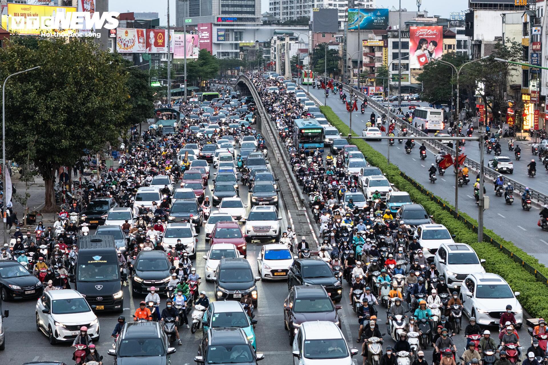 Lô cốt chiếm 1/3 lòng đường, người Hà Nội chật vật nhích từng mét về nhà - 7